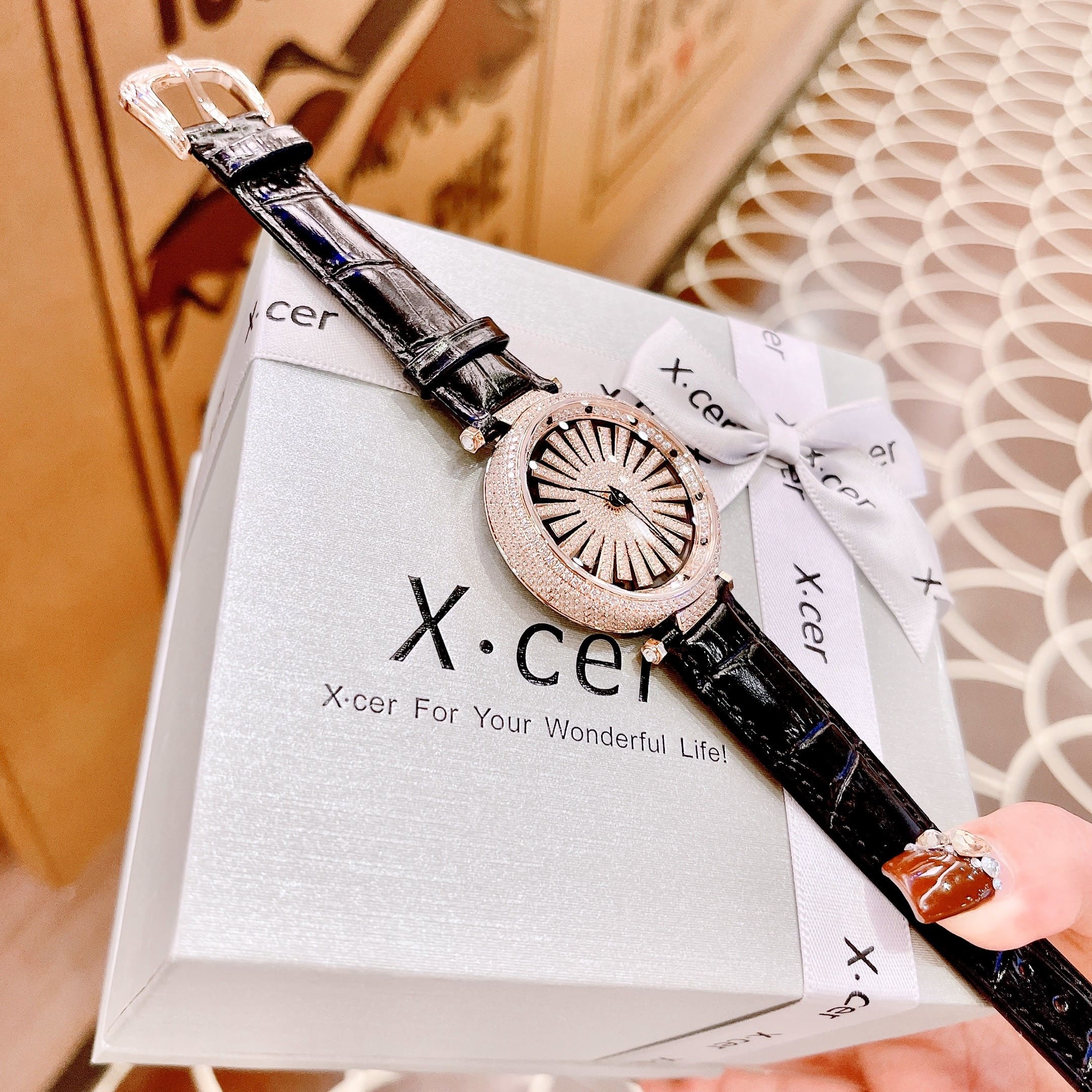 Đồng Hồ Xcer Cánh Hoa Xoay |Nữ Giới |Đính Đá |Rose Gold |Dây Da Màu Đen |Pin (Máy Quartz) |Size 35mm |donghogiatot.vn