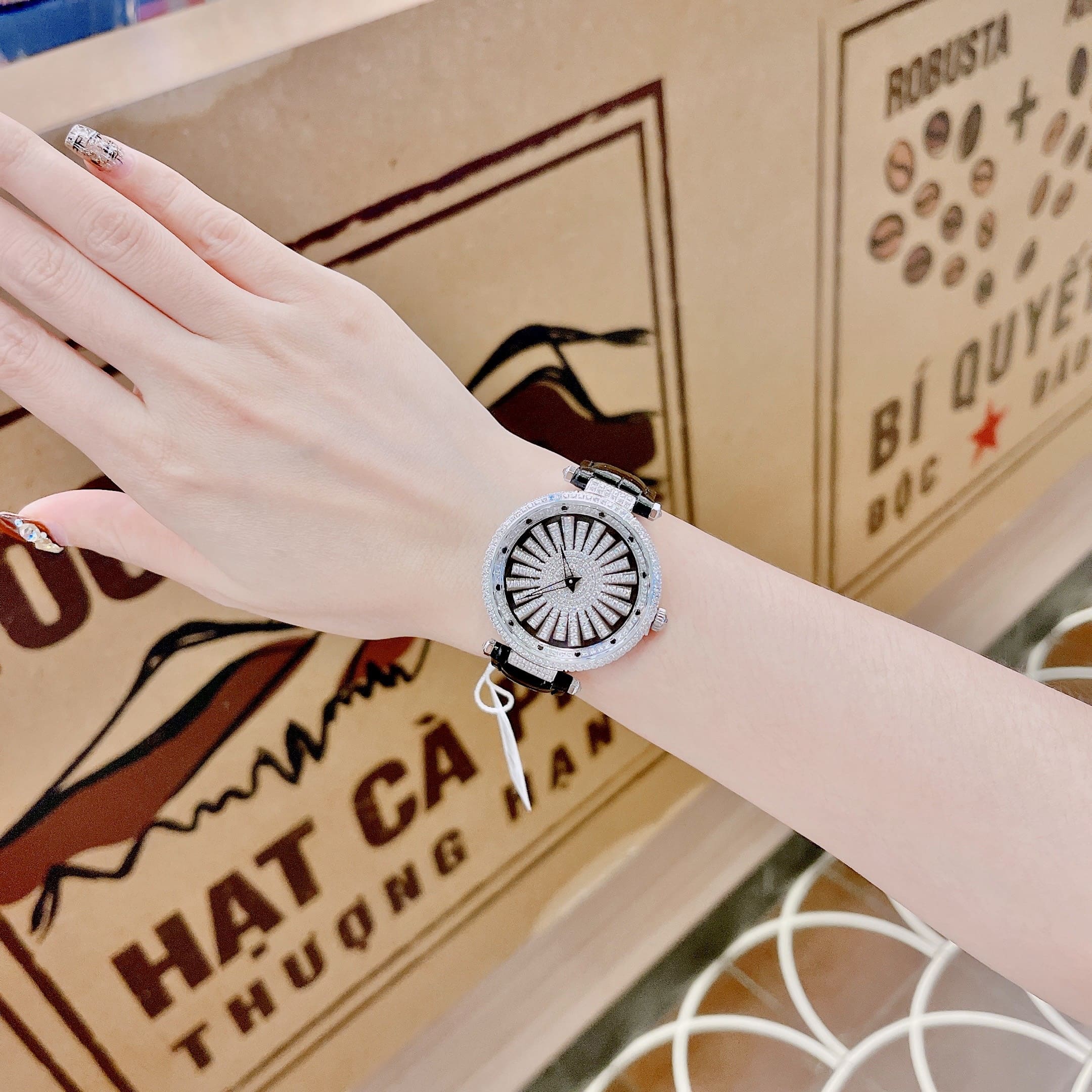 Đồng Hồ Xcer Cánh Hoa Xoay |Nữ Giới |Đính Đá |Silver |Dây Da Màu Đen |Pin (Máy Quartz) |Size 35mm |donghogiatot.vn