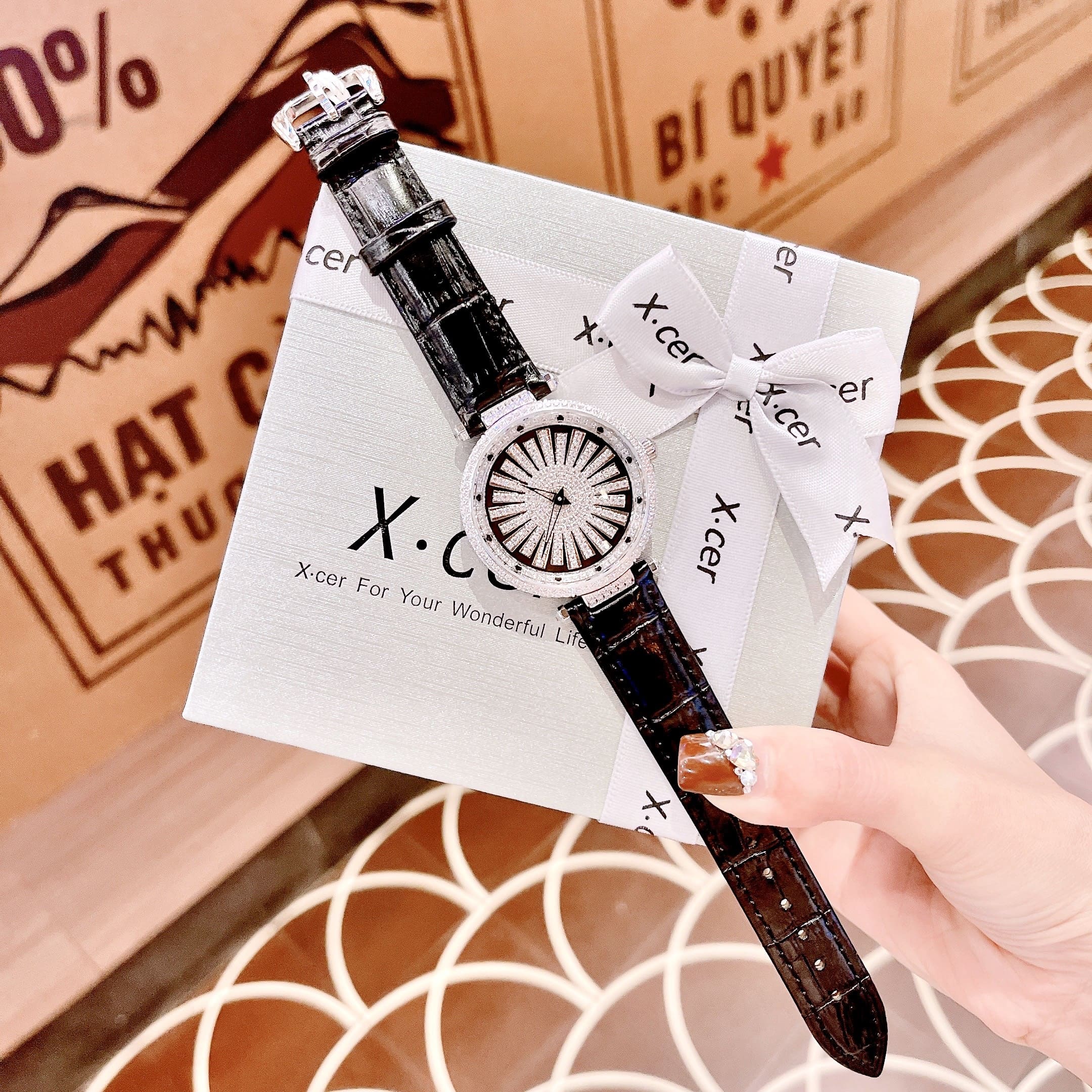 Đồng Hồ Xcer Cánh Hoa Xoay |Nữ Giới |Đính Đá |Silver |Dây Da Màu Đen |Pin (Máy Quartz) |Size 35mm |donghogiatot.vn
