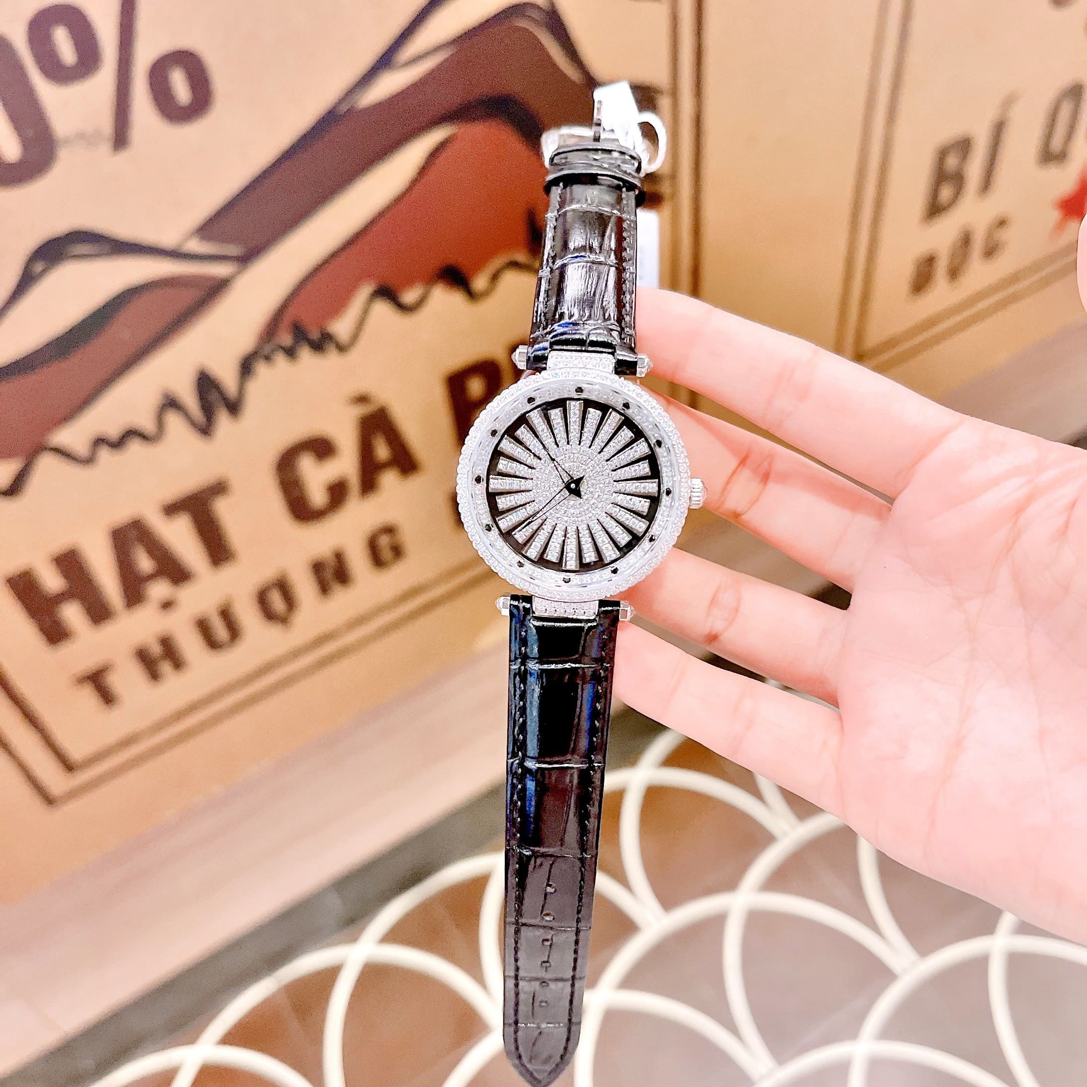 Đồng Hồ Xcer Cánh Hoa Xoay |Nữ Giới |Đính Đá |Silver |Dây Da Màu Đen |Pin (Máy Quartz) |Size 35mm |donghogiatot.vn