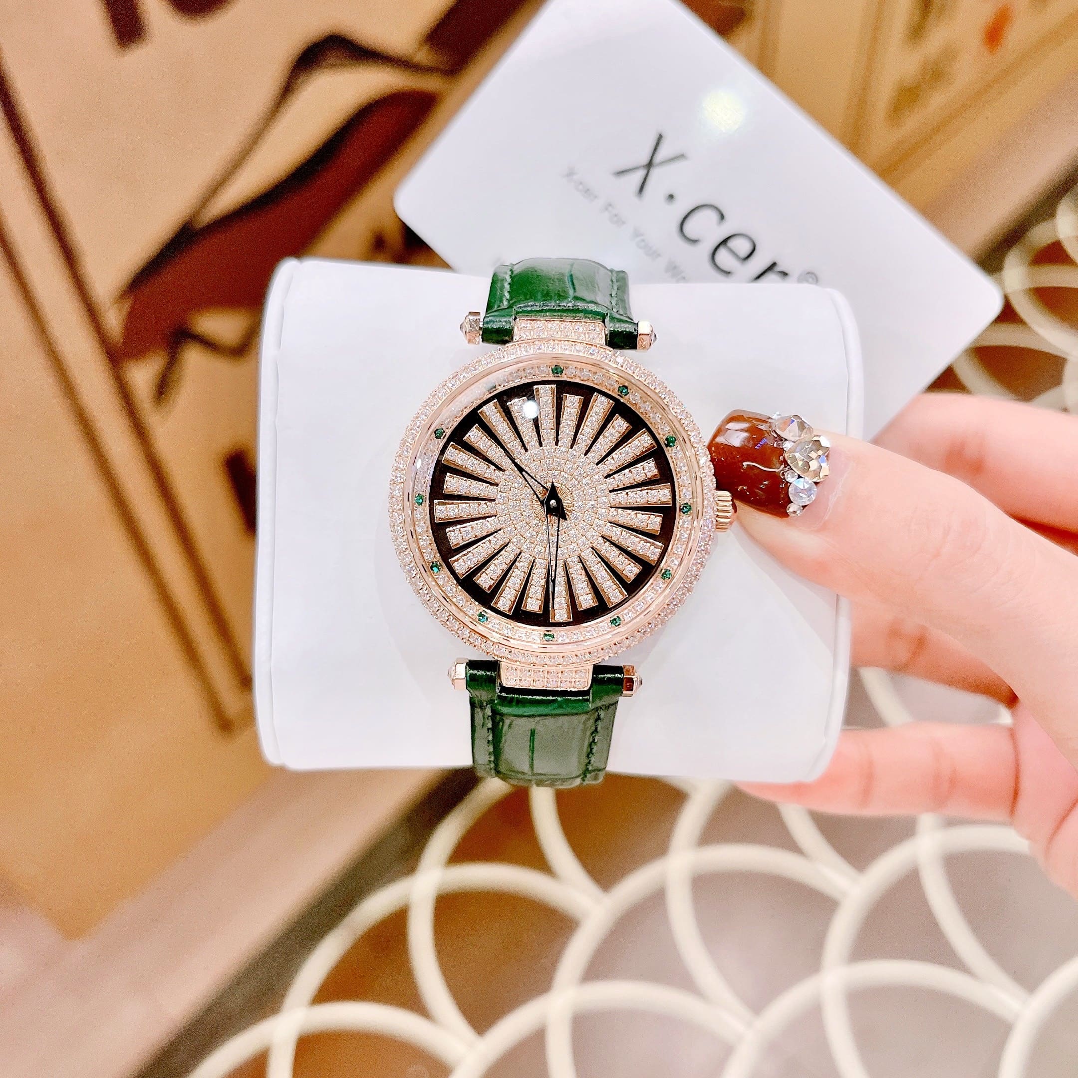 Đồng Hồ Xcer Đính Đá Xoay |Nữ Giới |Mặt Tròn |Rose Gold |Dây Da Xanh Lá |Pin (Máy Quartz) |Size 35mm |donghogiatot.vn