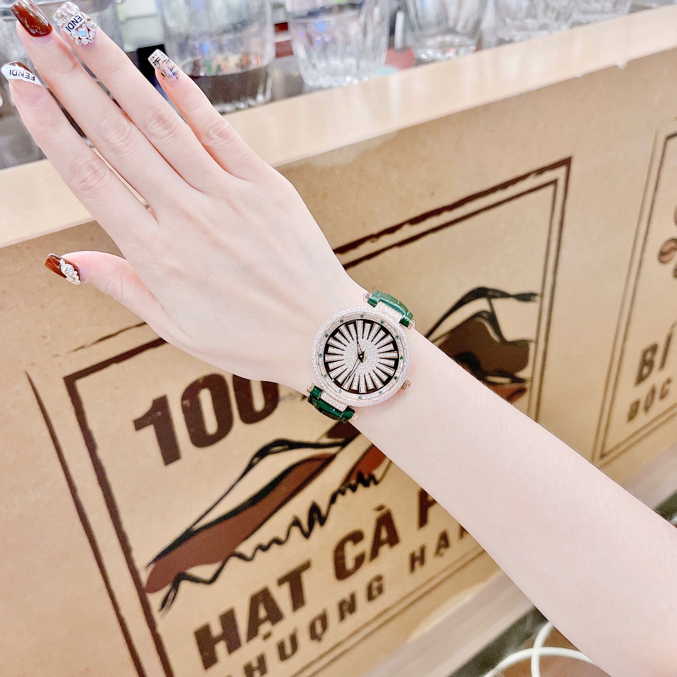 Đồng Hồ Xcer Đính Đá Xoay |Nữ Giới |Mặt Tròn |Rose Gold |Dây Da Xanh Lá |Pin (Máy Quartz) |Size 35mm |donghogiatot.vn