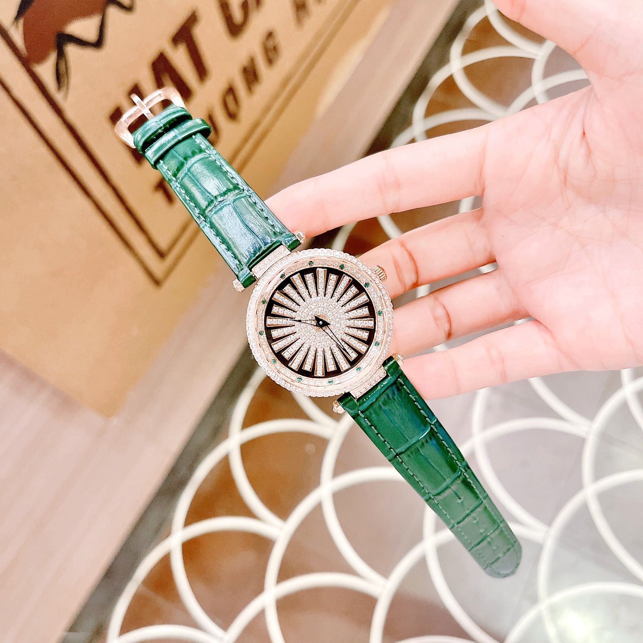 Đồng Hồ Xcer Đính Đá Xoay |Nữ Giới |Mặt Tròn |Rose Gold |Dây Da Xanh Lá |Pin (Máy Quartz) |Size 35mm |donghogiatot.vn