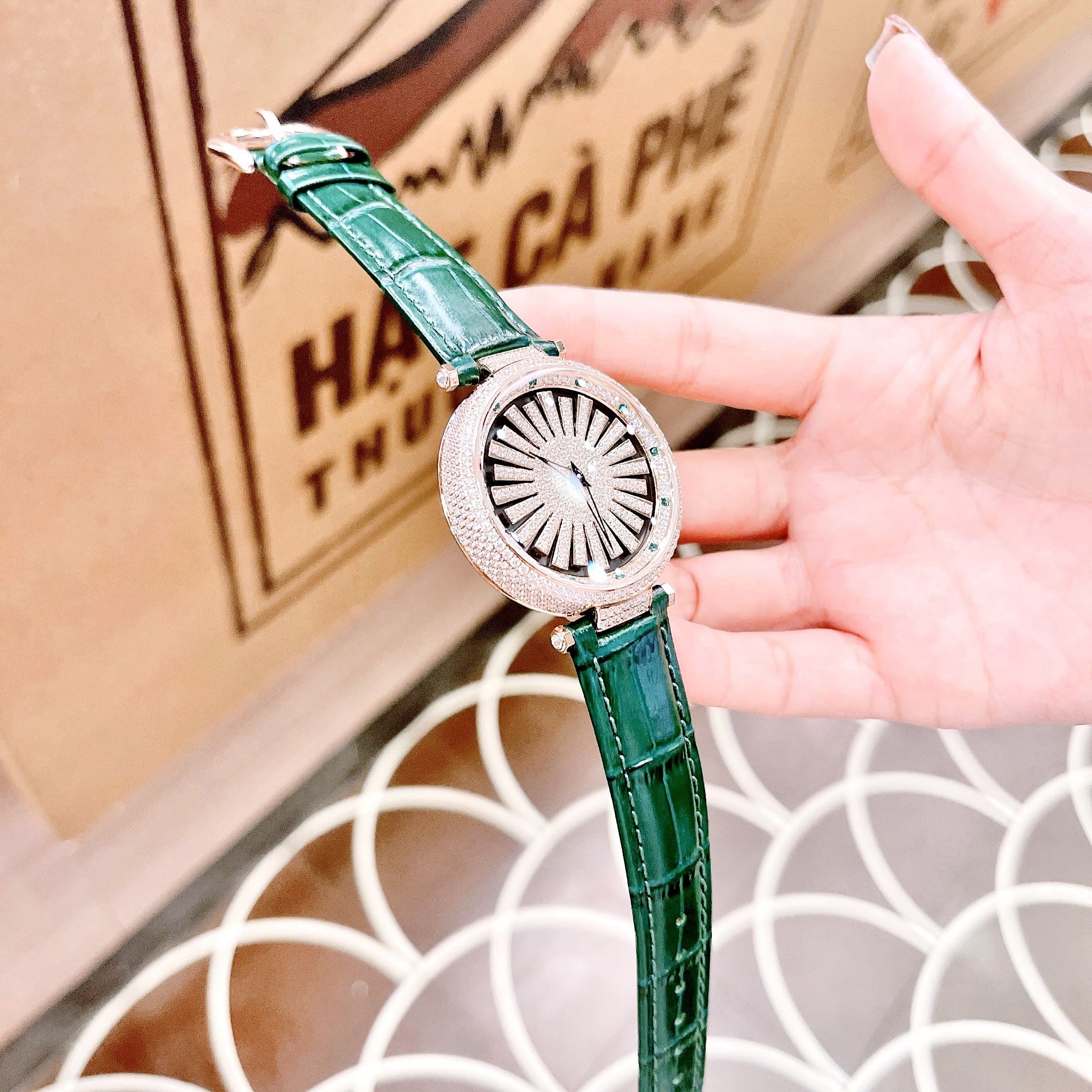 Đồng Hồ Xcer Đính Đá Xoay |Nữ Giới |Mặt Tròn |Rose Gold |Dây Da Xanh Lá |Pin (Máy Quartz) |Size 35mm |donghogiatot.vn