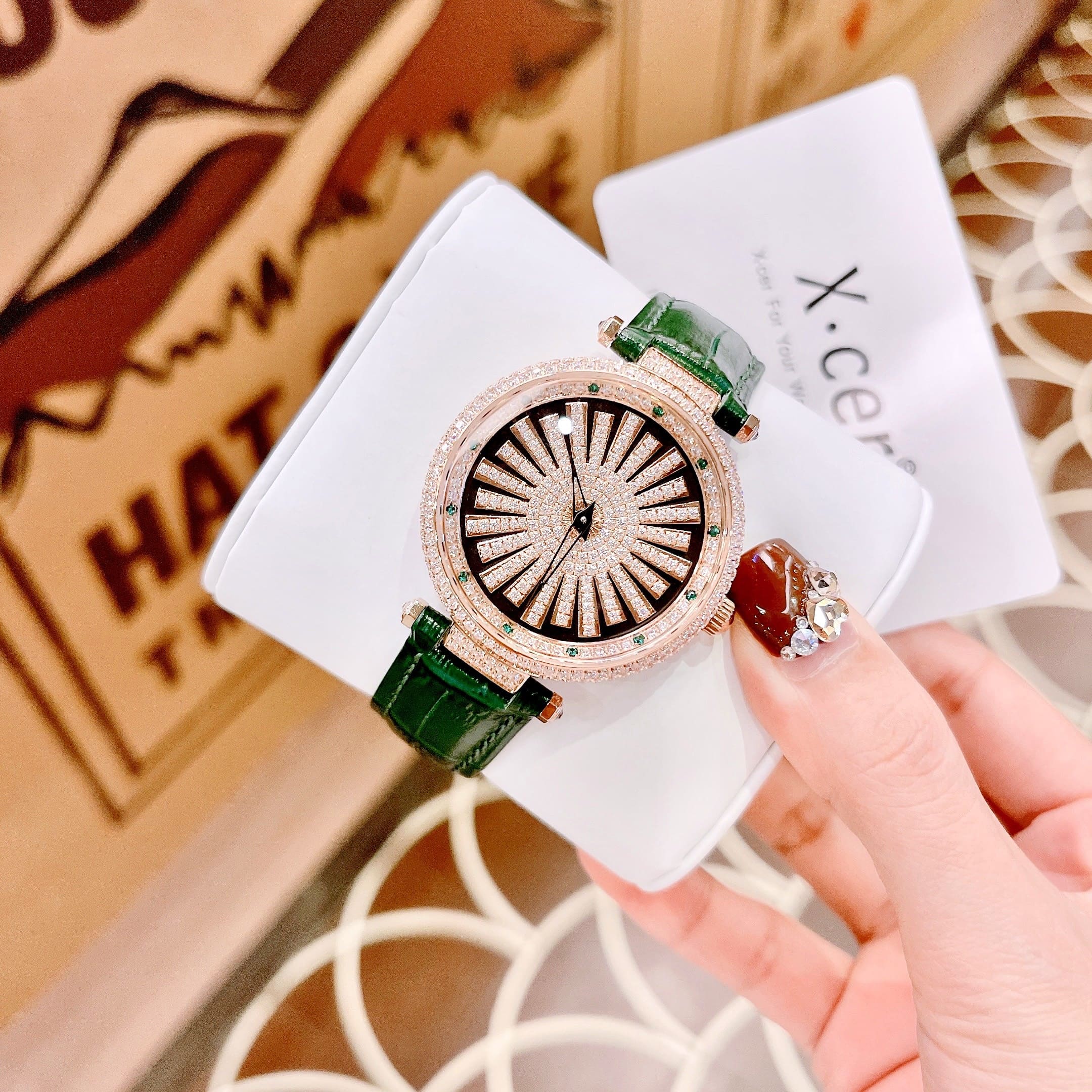 Đồng Hồ Xcer Đính Đá Xoay |Nữ Giới |Mặt Tròn |Rose Gold |Dây Da Xanh Lá |Pin (Máy Quartz) |Size 35mm |donghogiatot.vn