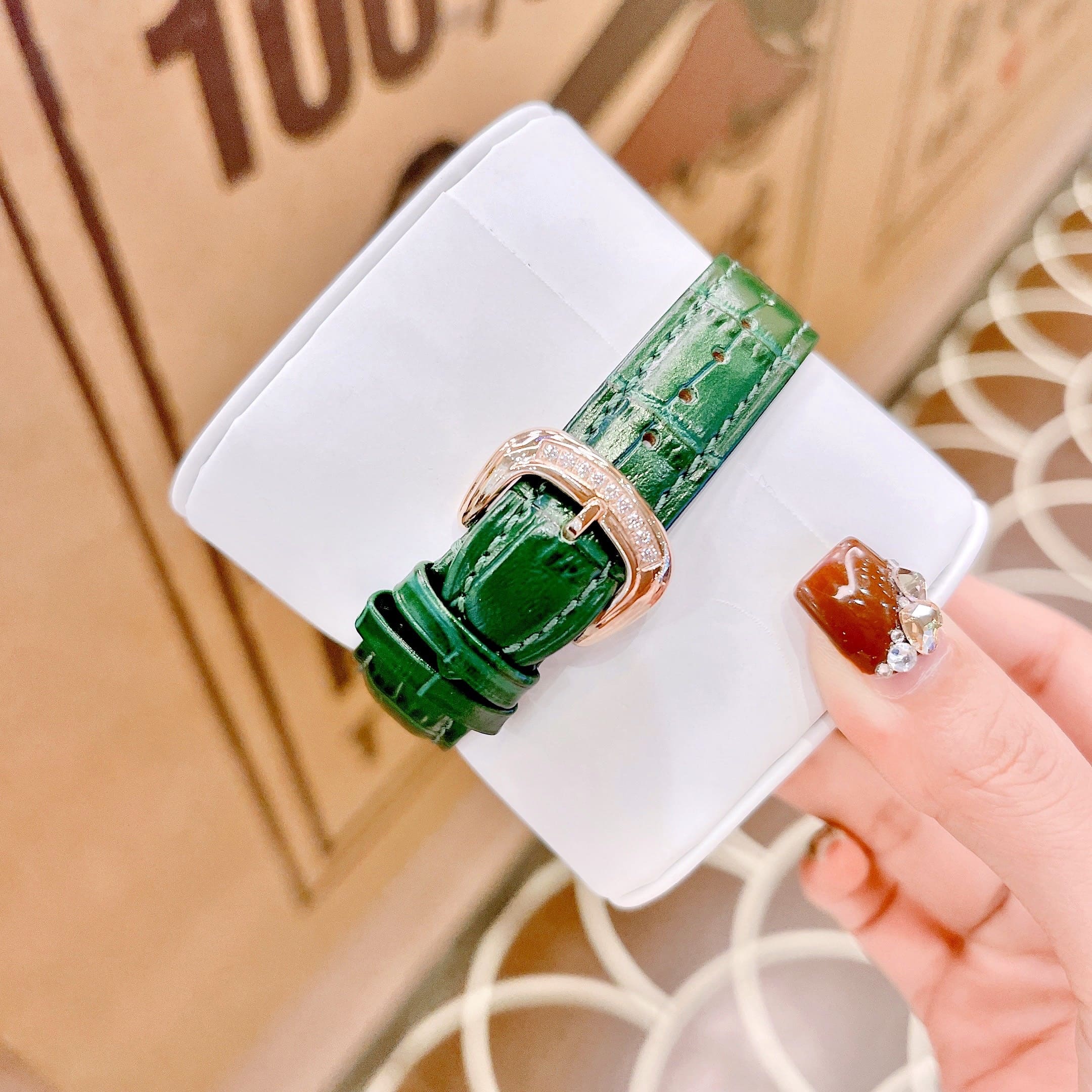 Đồng Hồ Xcer Đính Đá Xoay |Nữ Giới |Mặt Tròn |Rose Gold |Dây Da Xanh Lá |Pin (Máy Quartz) |Size 35mm |donghogiatot.vn