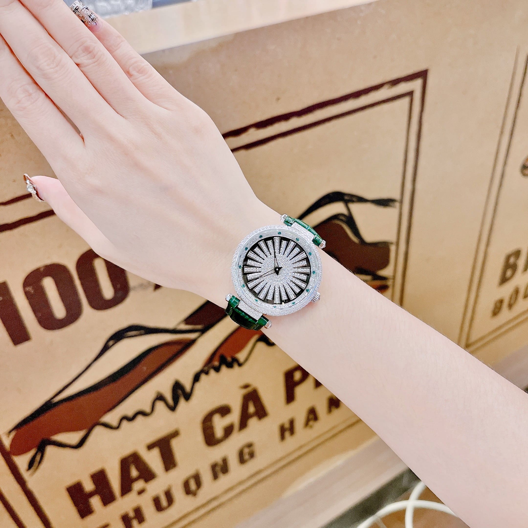 Đồng Hồ Xcer Đính Đá Xoay |Nữ Giới |Mặt Tròn |Silver |Dây Da Xanh Lá |Pin (Máy Quartz) |Size 35mm |donghogiatot.vn