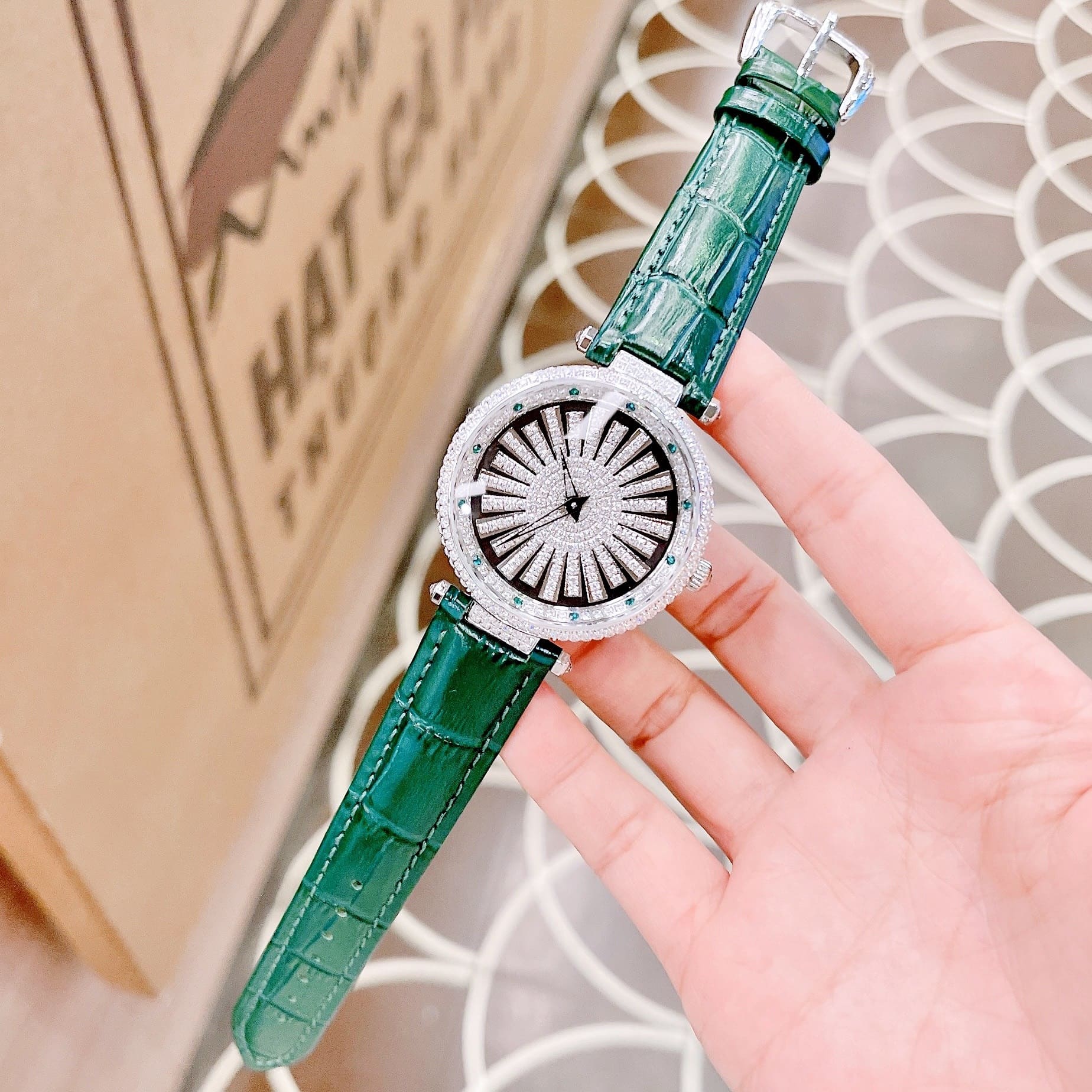 Đồng Hồ Xcer Đính Đá Xoay |Nữ Giới |Mặt Tròn |Silver |Dây Da Xanh Lá |Pin (Máy Quartz) |Size 35mm |donghogiatot.vn