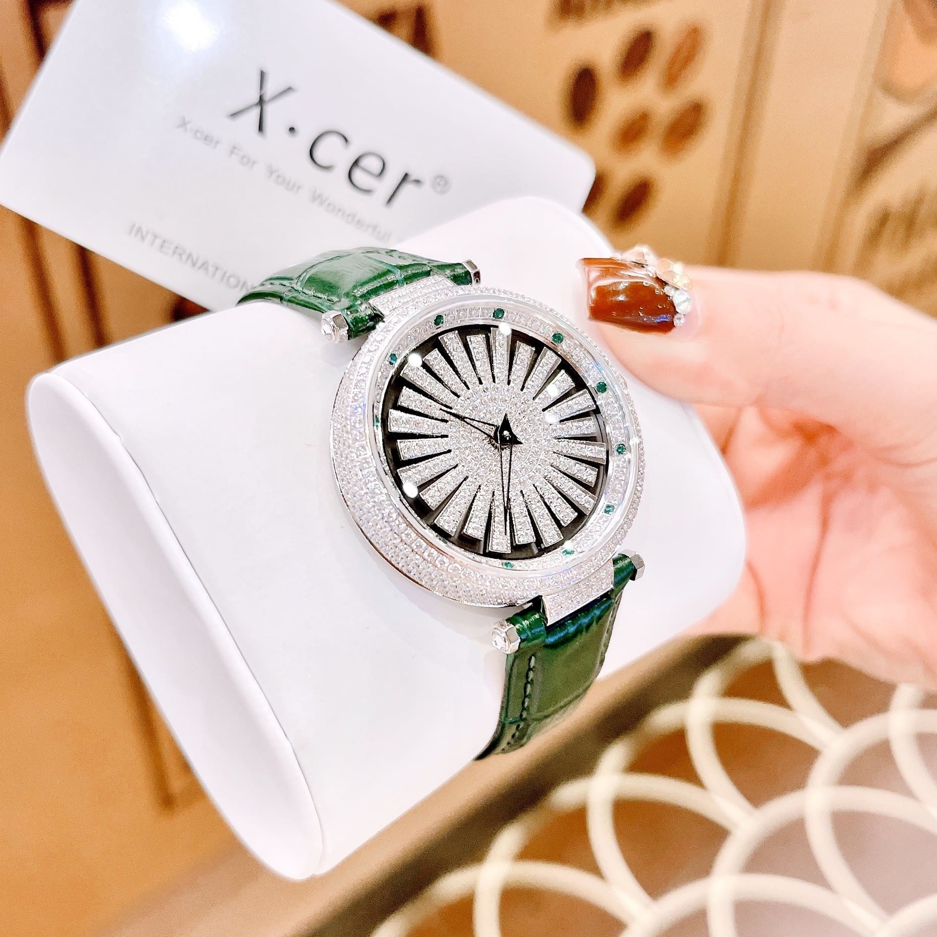 Đồng Hồ Xcer Đính Đá Xoay |Nữ Giới |Mặt Tròn |Silver |Dây Da Xanh Lá |Pin (Máy Quartz) |Size 35mm |donghogiatot.vn