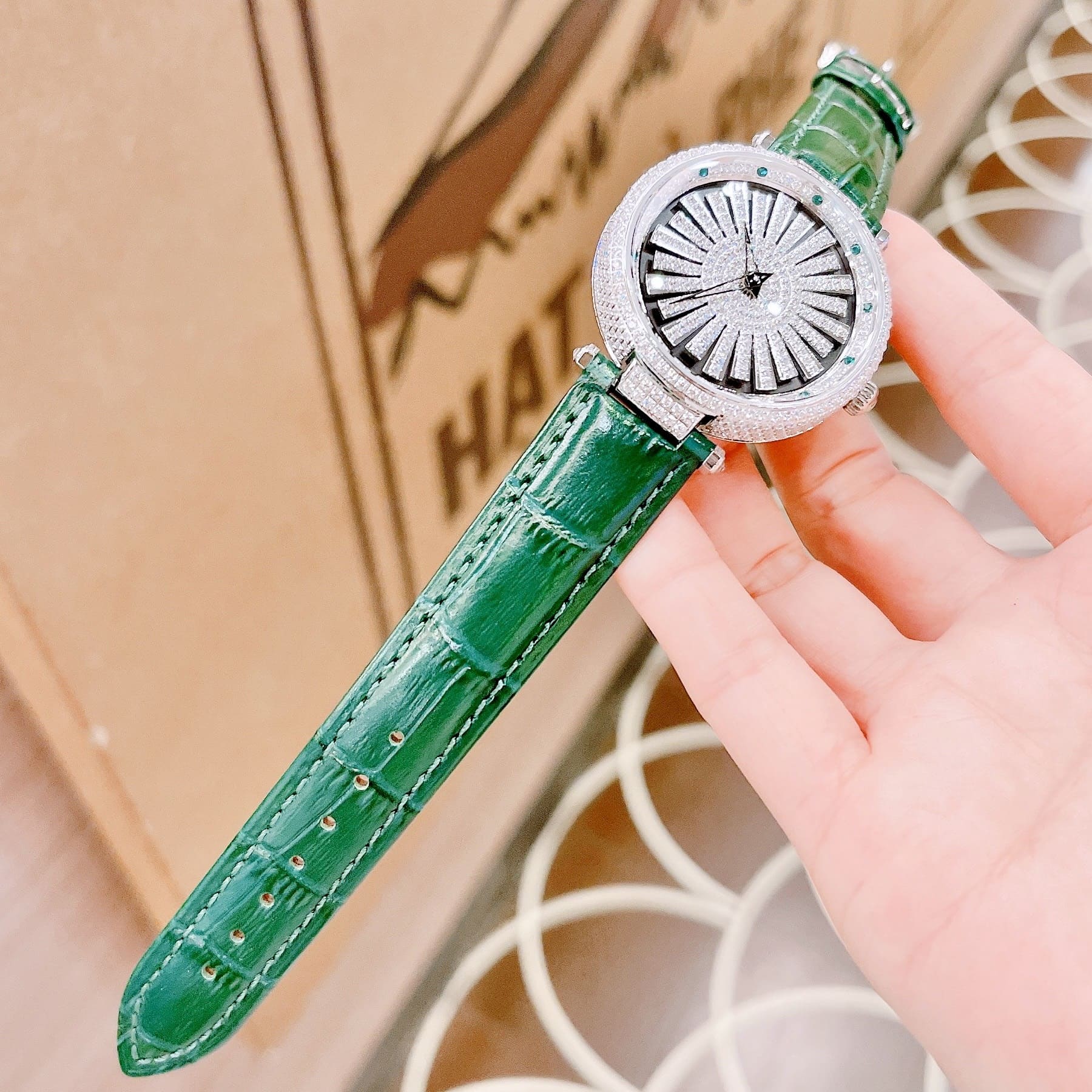 Đồng Hồ Xcer Đính Đá Xoay |Nữ Giới |Mặt Tròn |Silver |Dây Da Xanh Lá |Pin (Máy Quartz) |Size 35mm |donghogiatot.vn