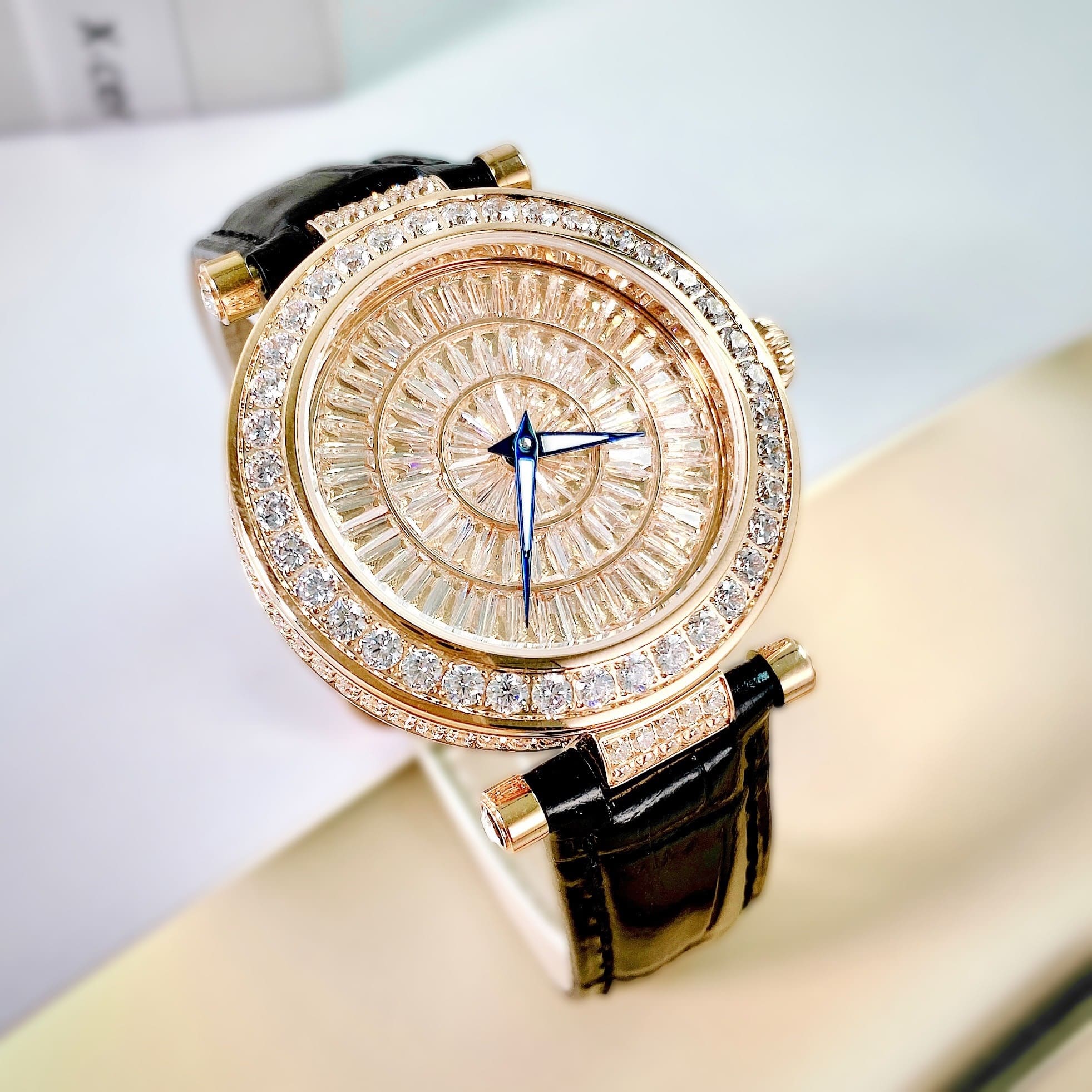 Đồng Hồ Xcer Đính Pha Lê |Nữ Giới |Mặt Tròn |Rose Gold |Dây Da Đen |Pin (Máy Quartz) |Size 35mm |donghogiatot.vn