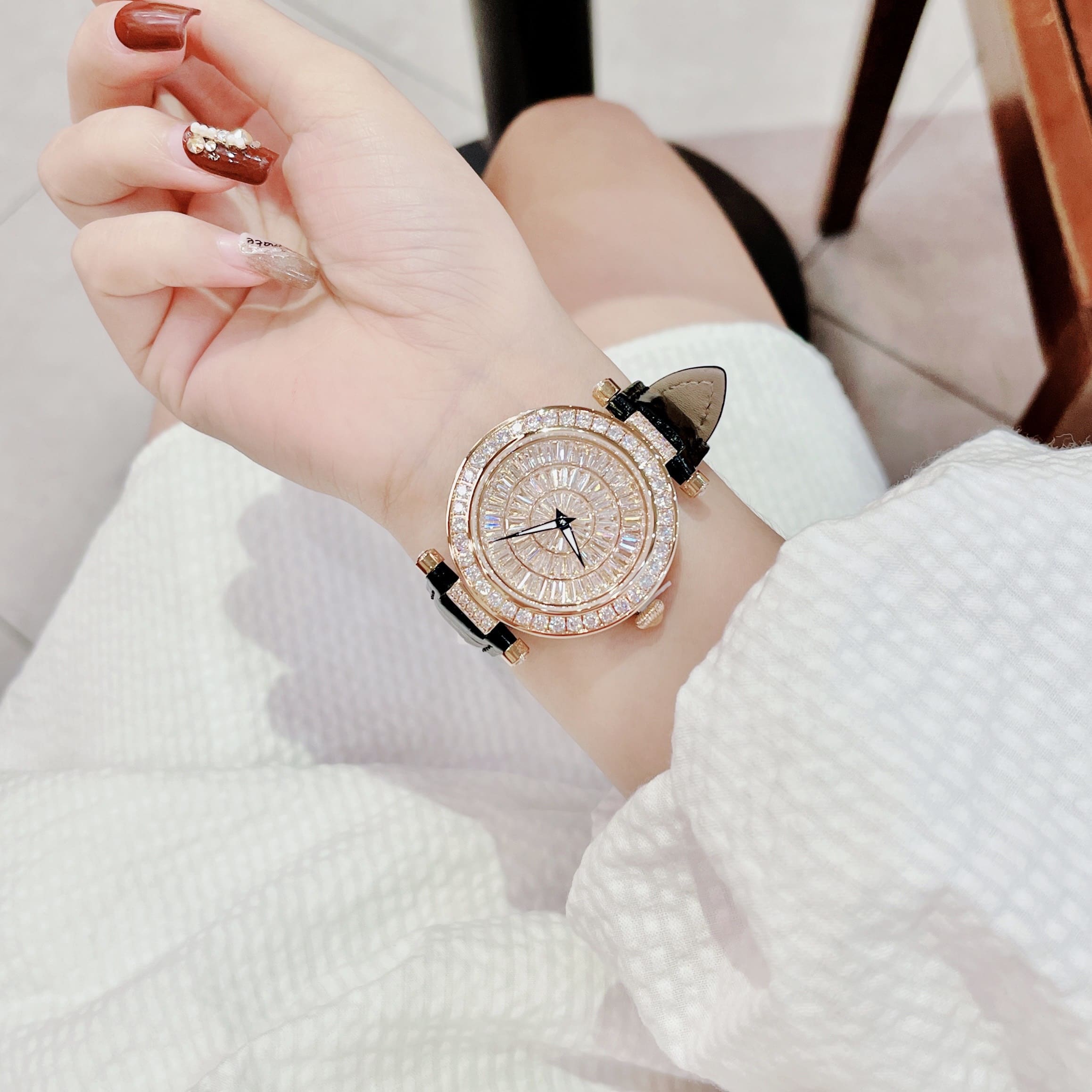 Đồng Hồ Xcer Đính Pha Lê |Nữ Giới |Mặt Tròn |Rose Gold |Dây Da Đen |Pin (Máy Quartz) |Size 35mm |donghogiatot.vn