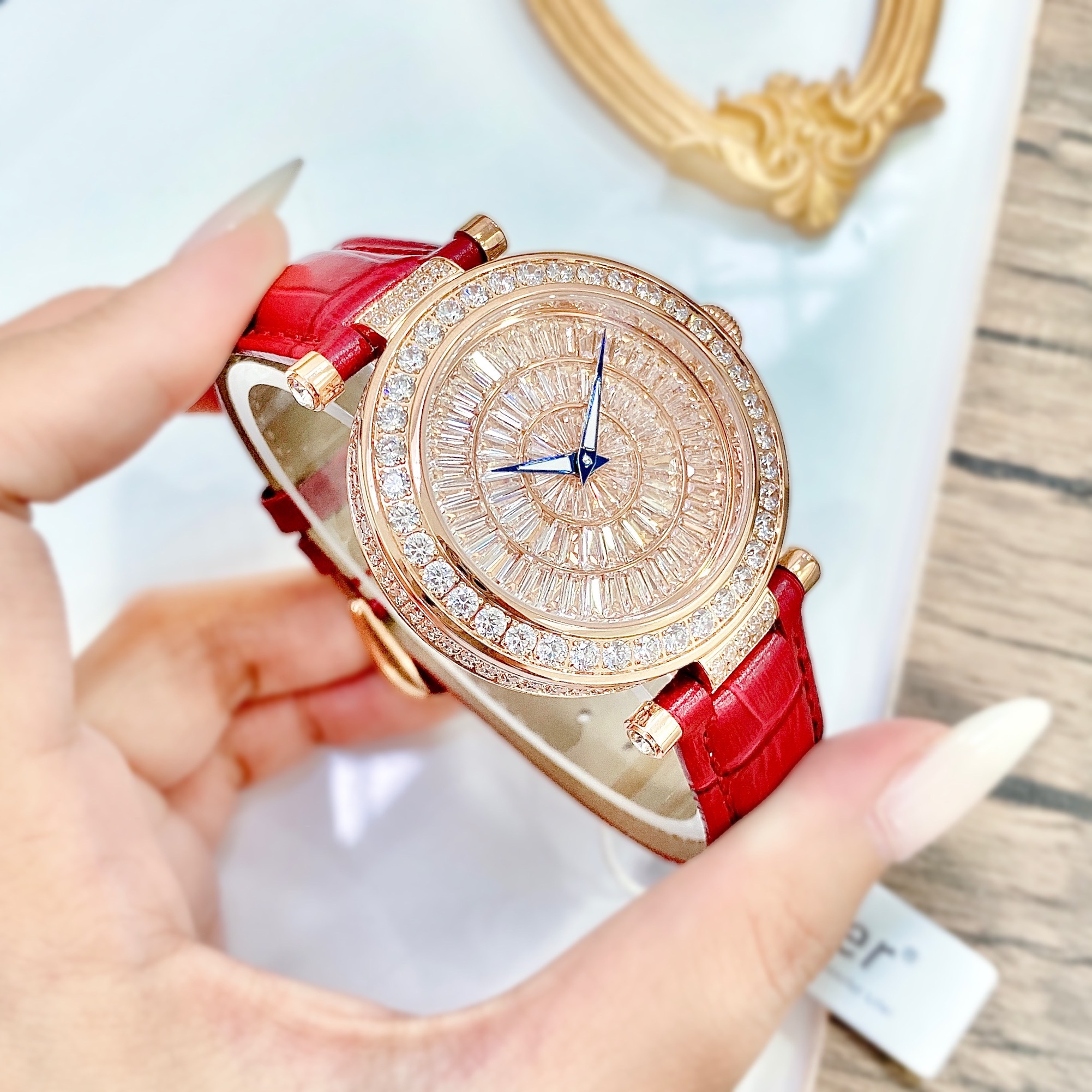Đồng Hồ Xcer Full Đá Swarovski |Nữ Giới |Mặt Tròn |Rose Gold |Dây Da Đỏ |Pin (Máy Quartz) |Size 35mm |donghogiatot.vn