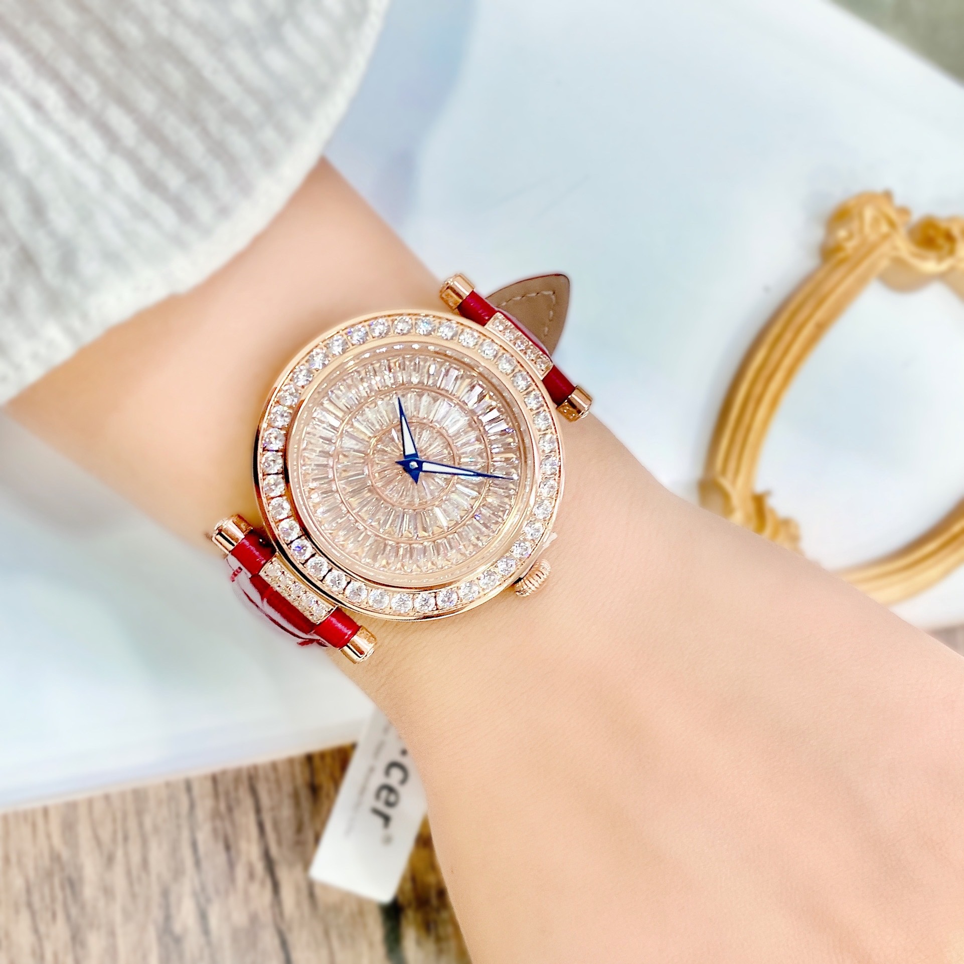 Đồng Hồ Xcer Full Đá Swarovski |Nữ Giới |Mặt Tròn |Rose Gold |Dây Da Đỏ |Pin (Máy Quartz) |Size 35mm |donghogiatot.vn