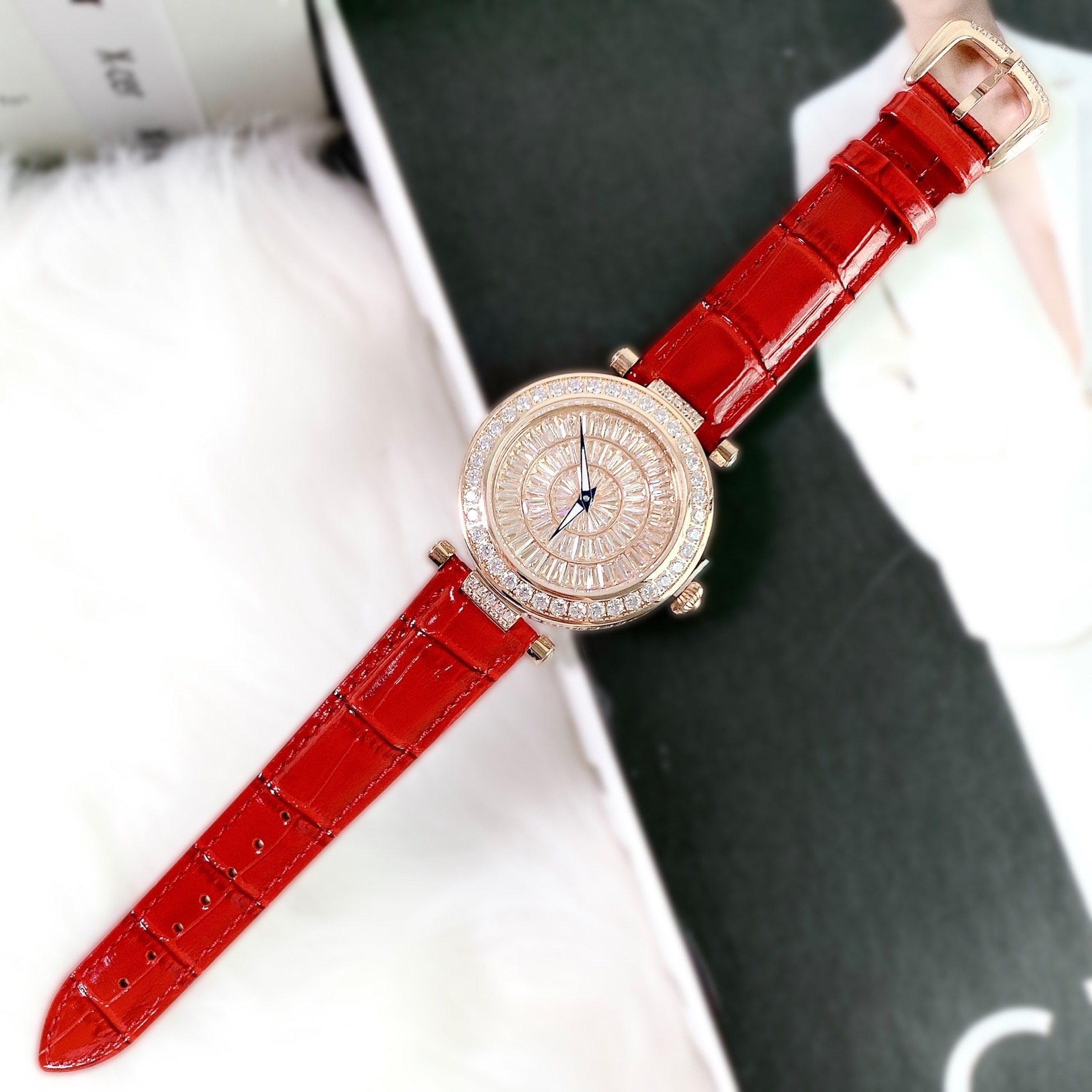 Đồng Hồ Xcer Full Đá Swarovski |Nữ Giới |Mặt Tròn |Rose Gold |Dây Da Đỏ |Pin (Máy Quartz) |Size 35mm |donghogiatot.vn
