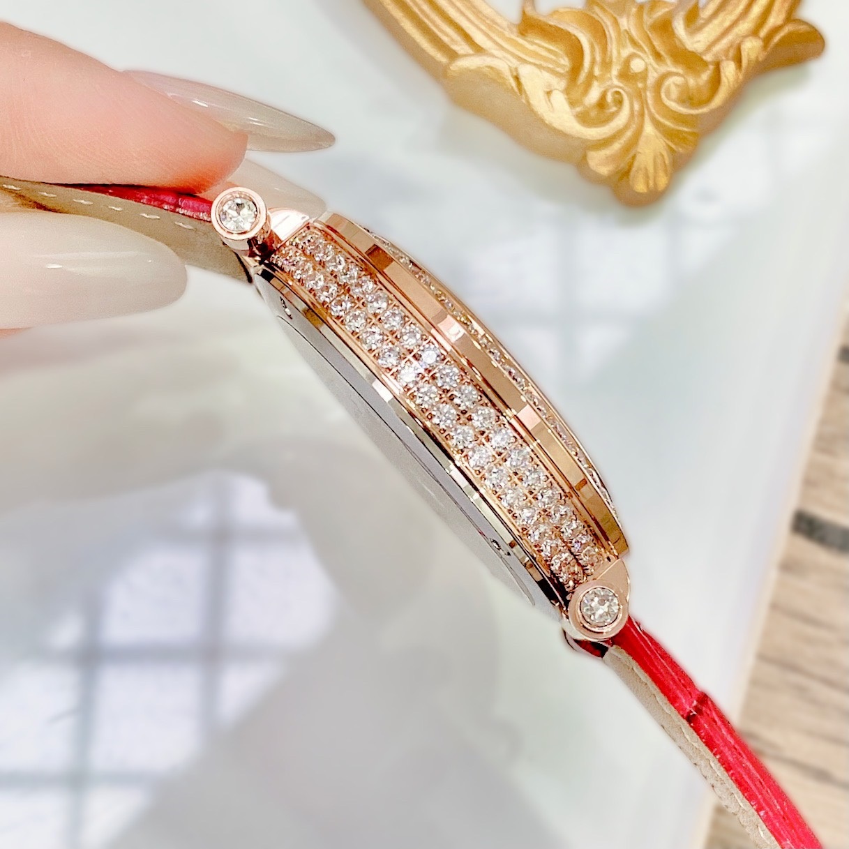 Đồng Hồ Xcer Full Đá Swarovski |Nữ Giới |Mặt Tròn |Rose Gold |Dây Da Đỏ |Pin (Máy Quartz) |Size 35mm |donghogiatot.vn