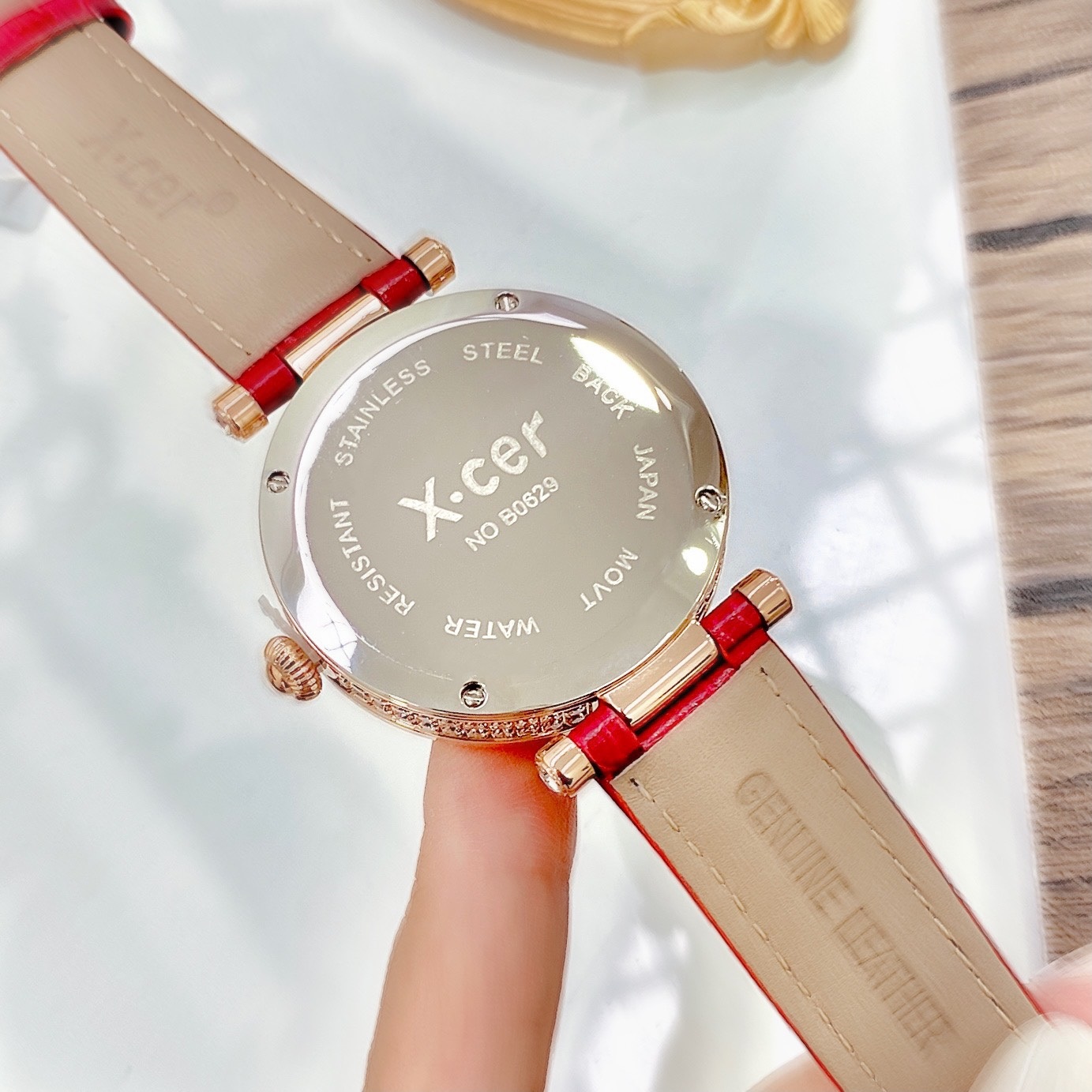 Đồng Hồ Xcer Full Đá Swarovski |Nữ Giới |Mặt Tròn |Rose Gold |Dây Da Đỏ |Pin (Máy Quartz) |Size 35mm |donghogiatot.vn