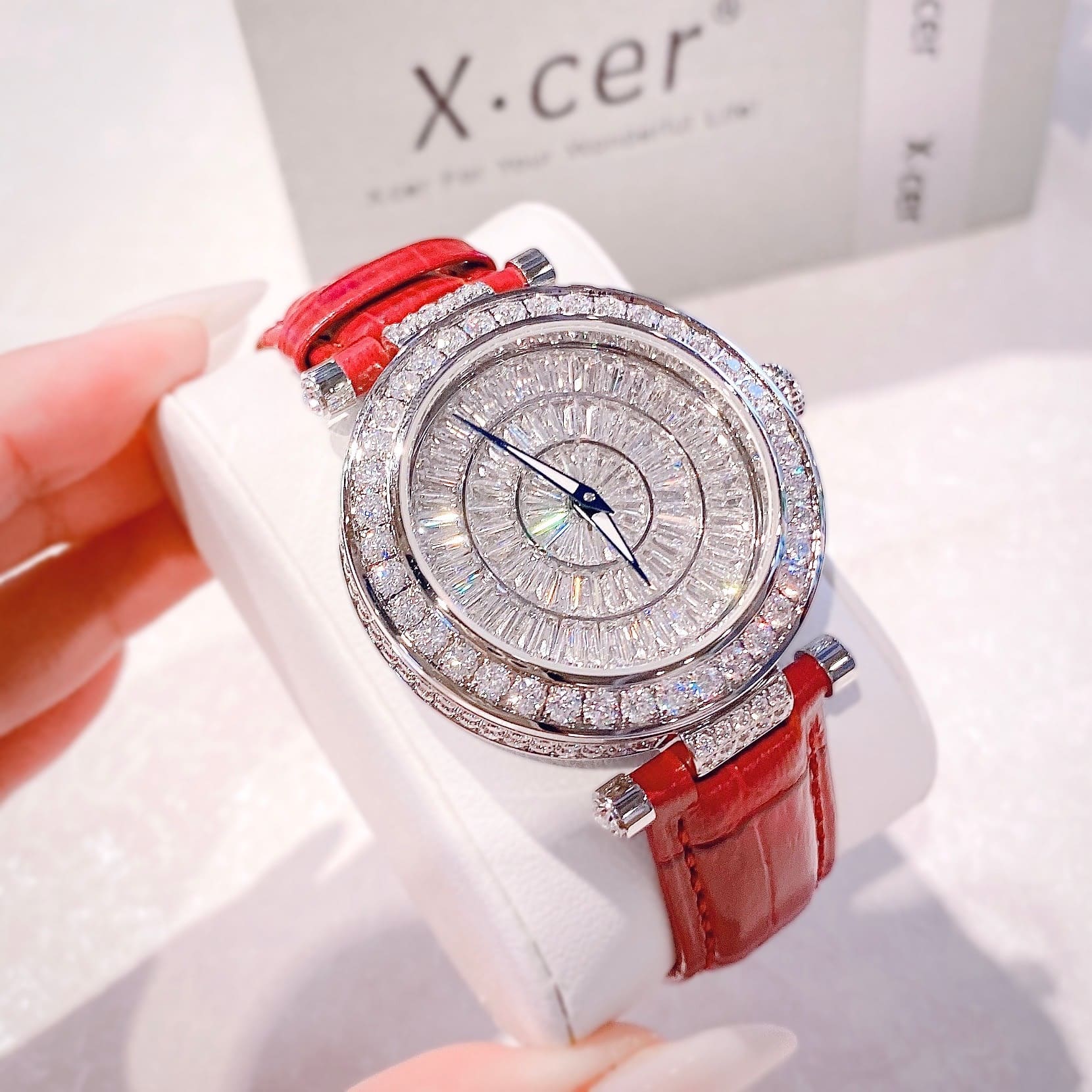 Đồng Hồ Xcer Full Đá Swarovski |Nữ Giới |Mặt Tròn |Silver |Dây Da Đỏ |Pin (Máy Quartz) |Size 35mm |donghogiatot.vn