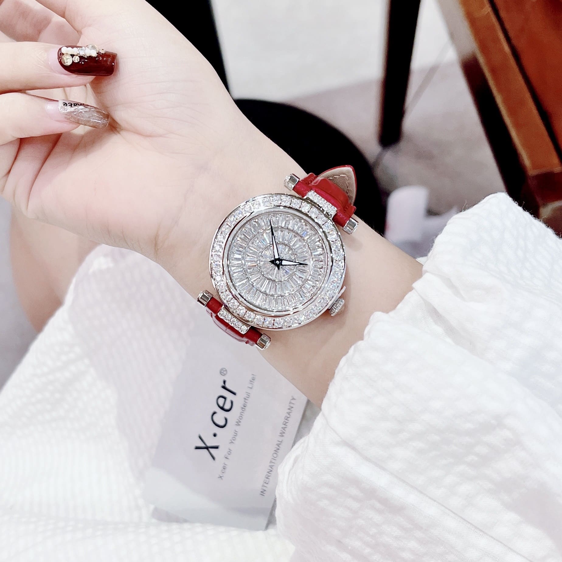 Đồng Hồ Xcer Full Đá Swarovski |Nữ Giới |Mặt Tròn |Silver |Dây Da Đỏ |Pin (Máy Quartz) |Size 35mm |donghogiatot.vn