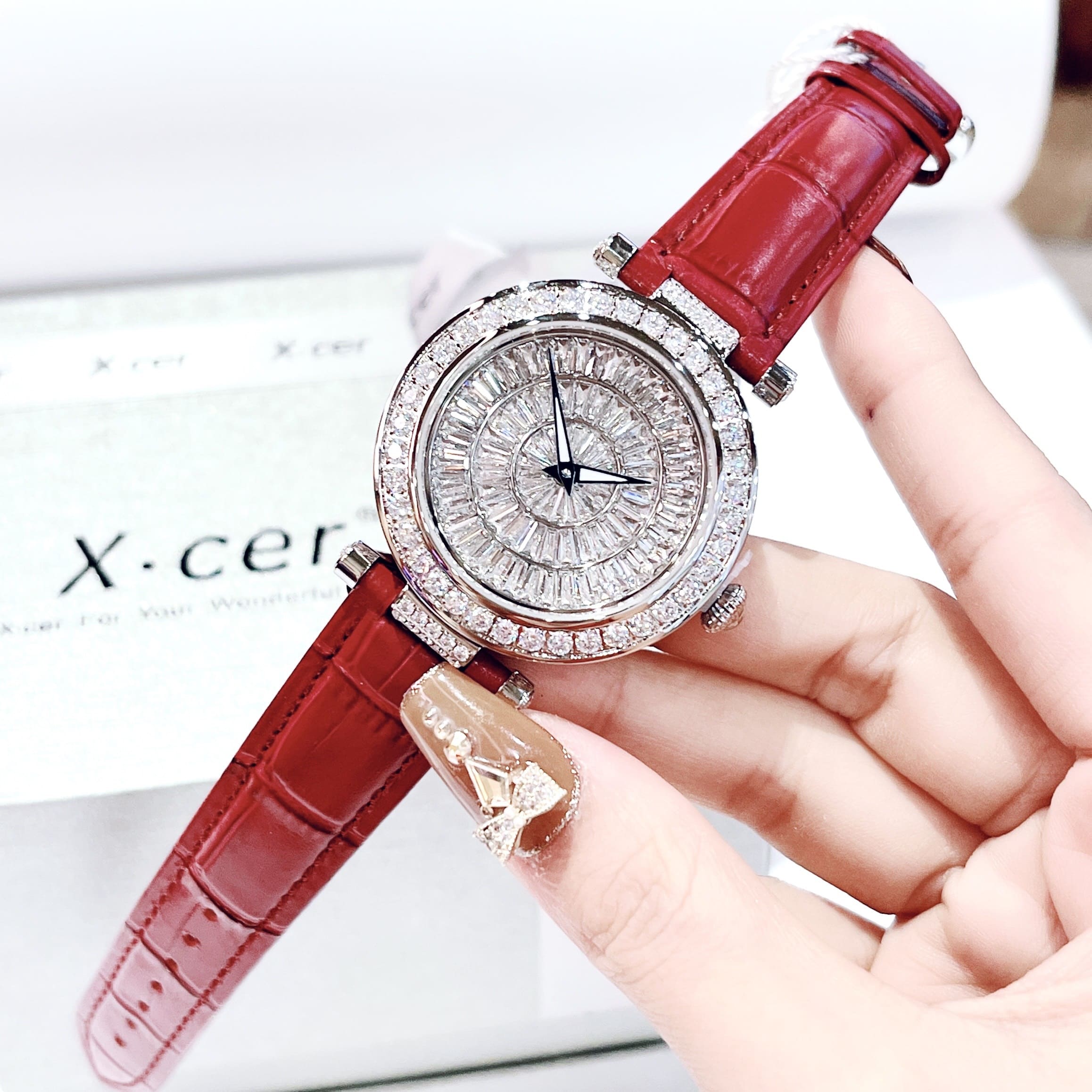 Đồng Hồ Xcer Full Đá Swarovski |Nữ Giới |Mặt Tròn |Silver |Dây Da Đỏ |Pin (Máy Quartz) |Size 35mm |donghogiatot.vn