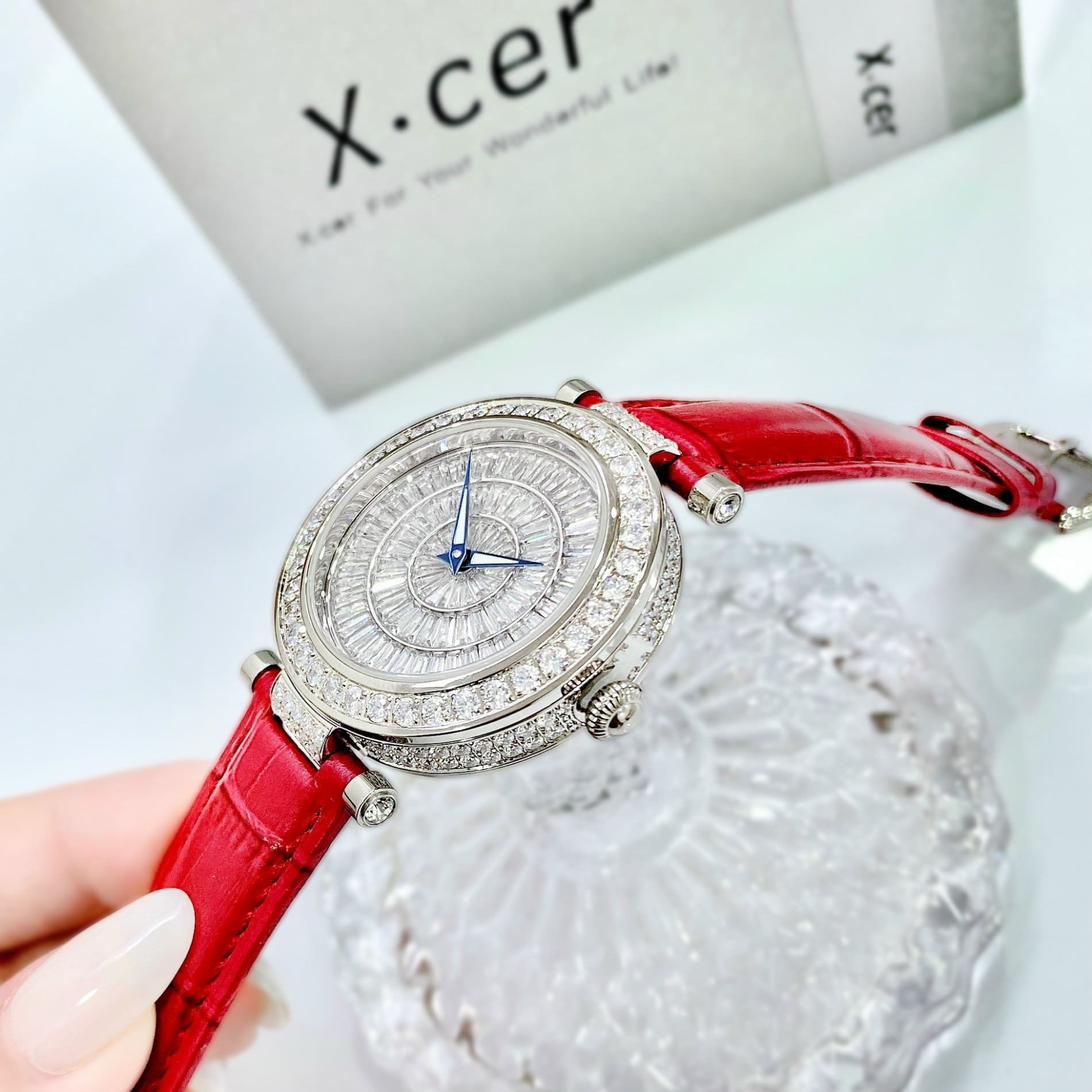 Đồng Hồ Xcer Full Đá Swarovski |Nữ Giới |Mặt Tròn |Silver |Dây Da Đỏ |Pin (Máy Quartz) |Size 35mm |donghogiatot.vn