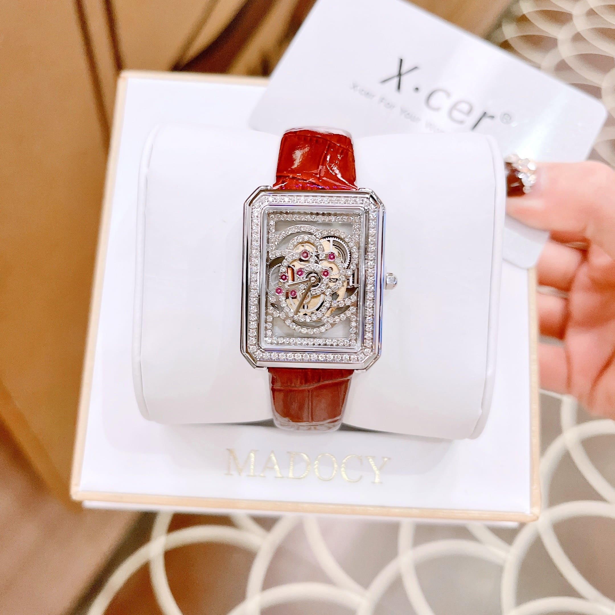 Đồng Hồ Xcer Lộ Máy |Nữ Giới |Mặt Chữ Nhật |Đính Đá |Silver |Dây Da Đỏ |Máy Pin (Quartz) |Size 32mm |donghogiatot.vn