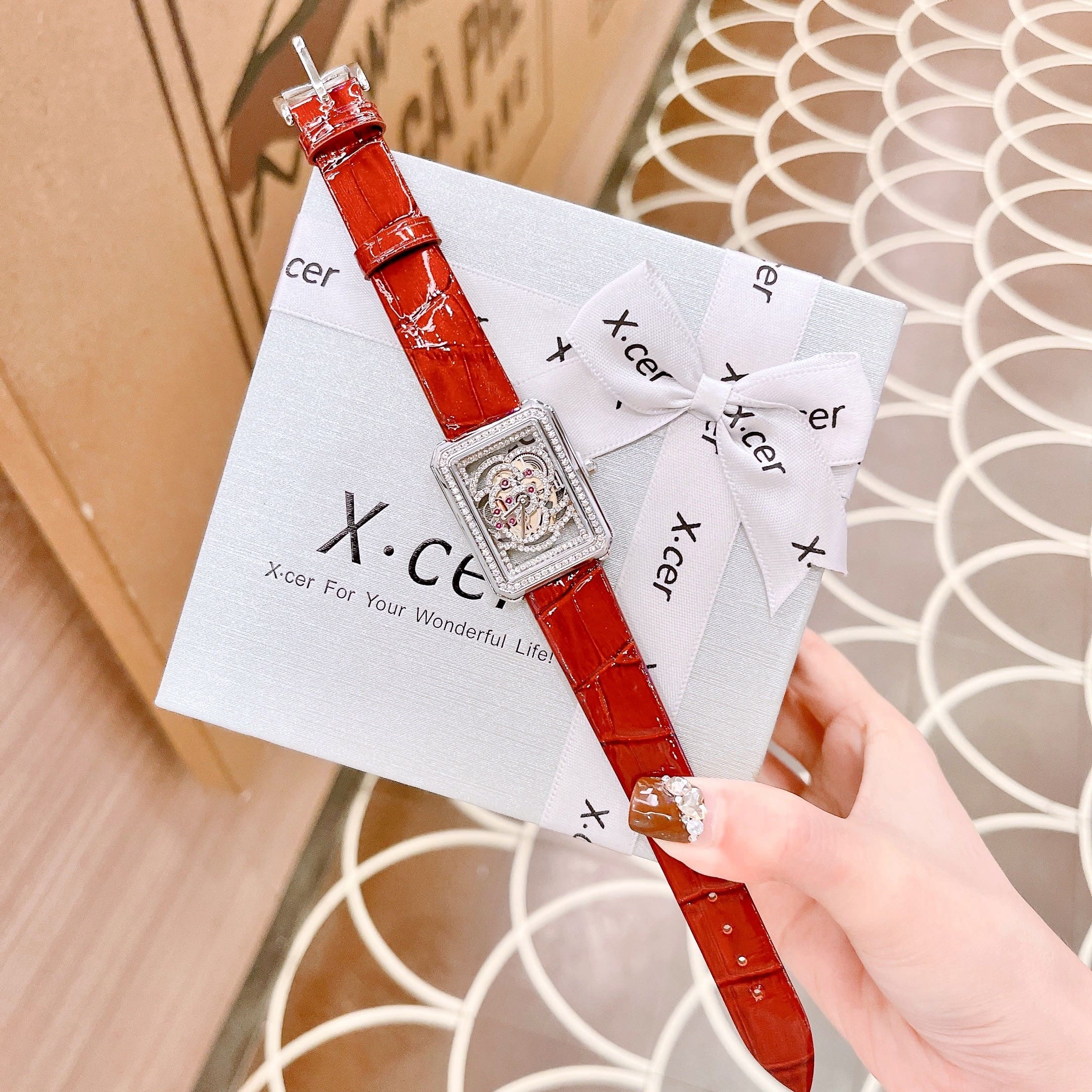 Đồng Hồ Xcer Lộ Máy |Nữ Giới |Mặt Chữ Nhật |Đính Đá |Silver |Dây Da Đỏ |Máy Pin (Quartz) |Size 32mm |donghogiatot.vn