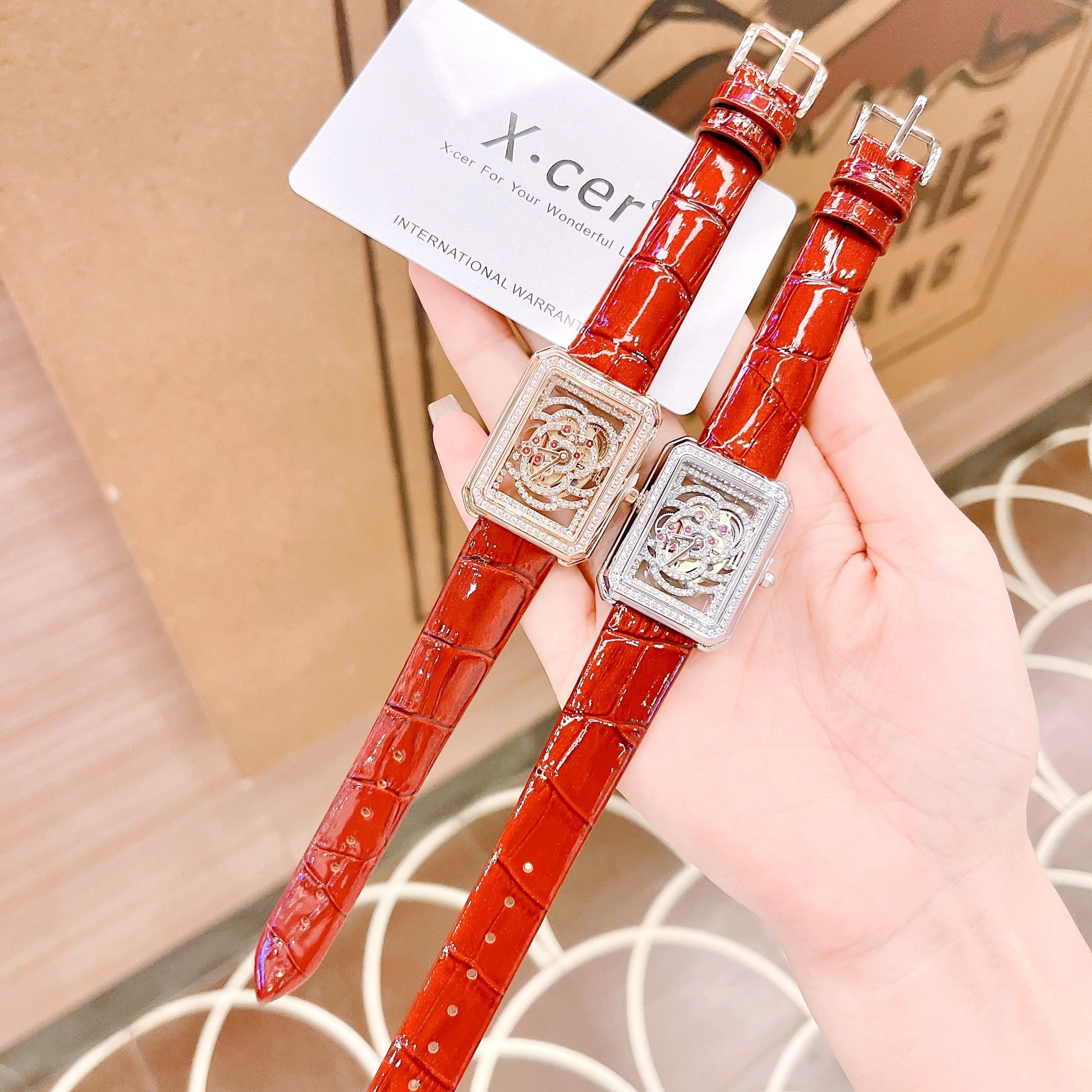 Đồng Hồ Xcer Lộ Máy |Nữ Giới |Mặt Chữ Nhật |Đính Đá |Silver |Dây Da Đỏ |Máy Pin (Quartz) |Size 32mm |donghogiatot.vn