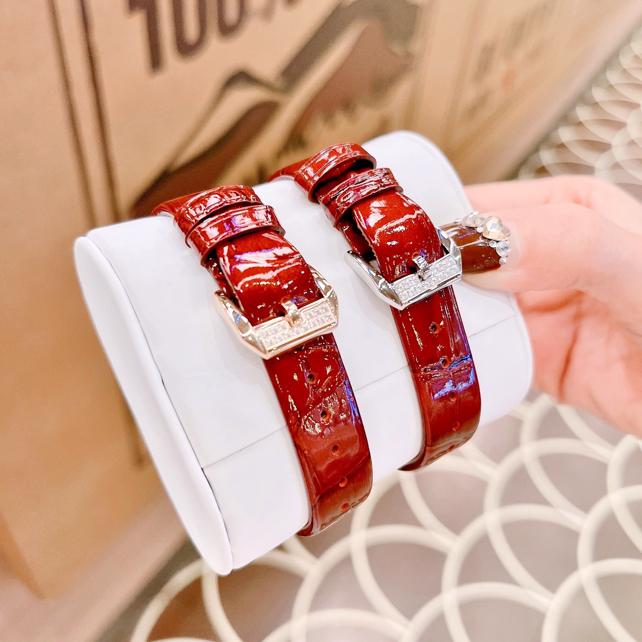 Đồng Hồ Xcer Lộ Máy |Nữ Giới |Mặt Chữ Nhật |Đính Đá |Silver |Dây Da Đỏ |Máy Pin (Quartz) |Size 32mm |donghogiatot.vn