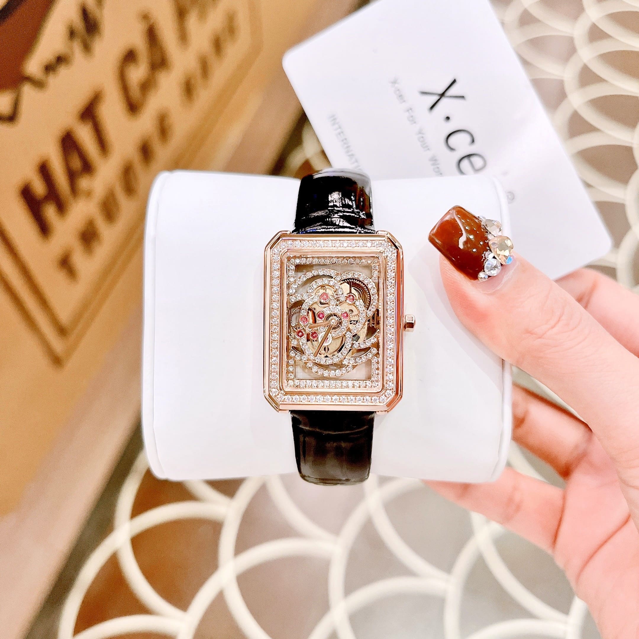 Đồng Hồ Xcer Mặt Chữ Nhật |Nữ Giới |Đính Đá Bông Hoa |Rose Gold |Dây Da Đen |Máy Pin (Quartz) |Size 32mm |donghogiatot.vn