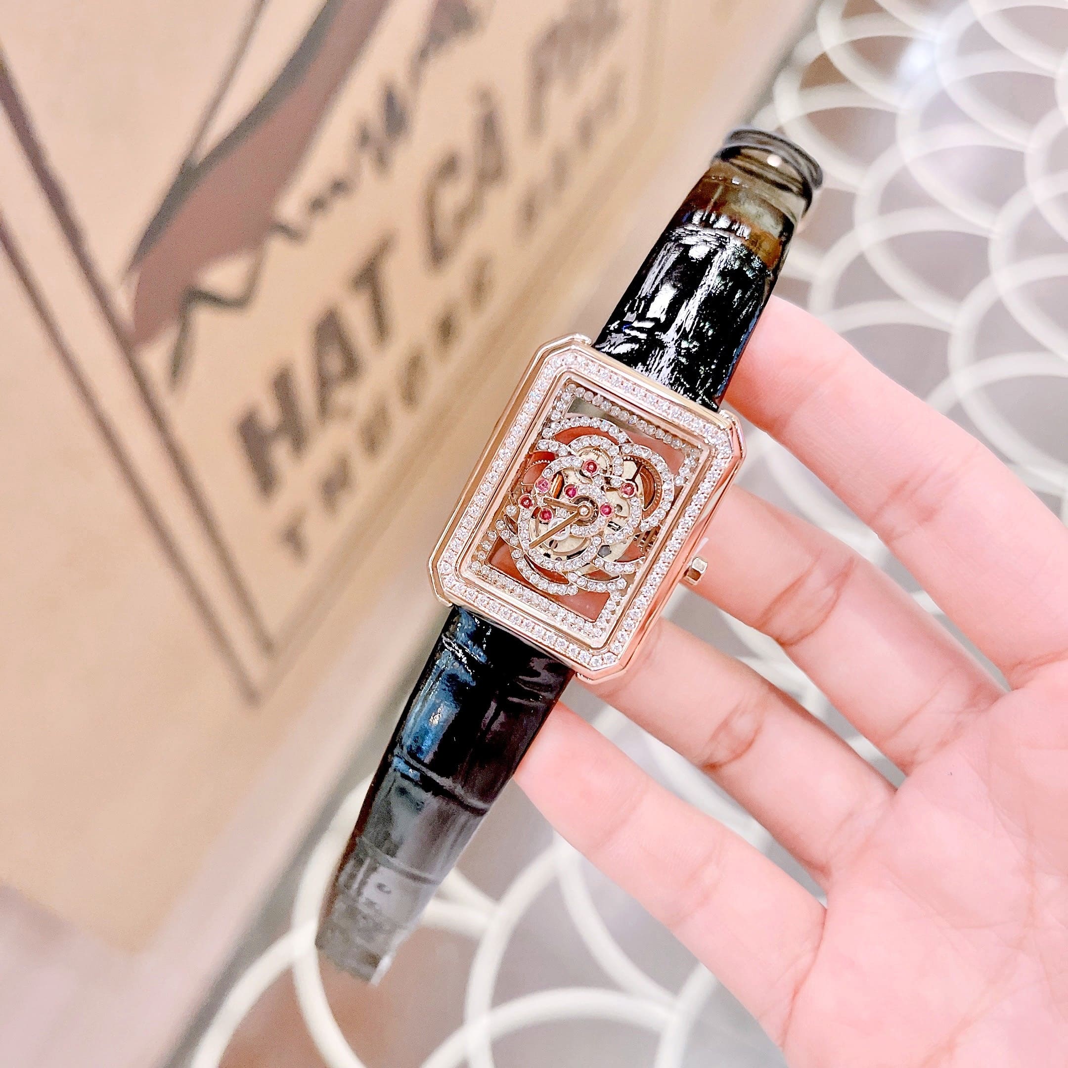 Đồng Hồ Xcer Mặt Chữ Nhật |Nữ Giới |Đính Đá Bông Hoa |Rose Gold |Dây Da Đen |Máy Pin (Quartz) |Size 32mm |donghogiatot.vn