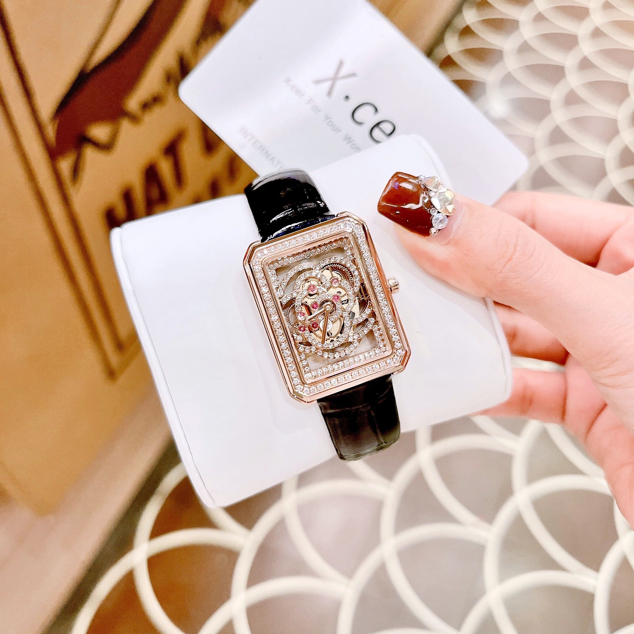Đồng Hồ Xcer Mặt Chữ Nhật |Nữ Giới |Đính Đá Bông Hoa |Rose Gold |Dây Da Đen |Máy Pin (Quartz) |Size 32mm |donghogiatot.vn
