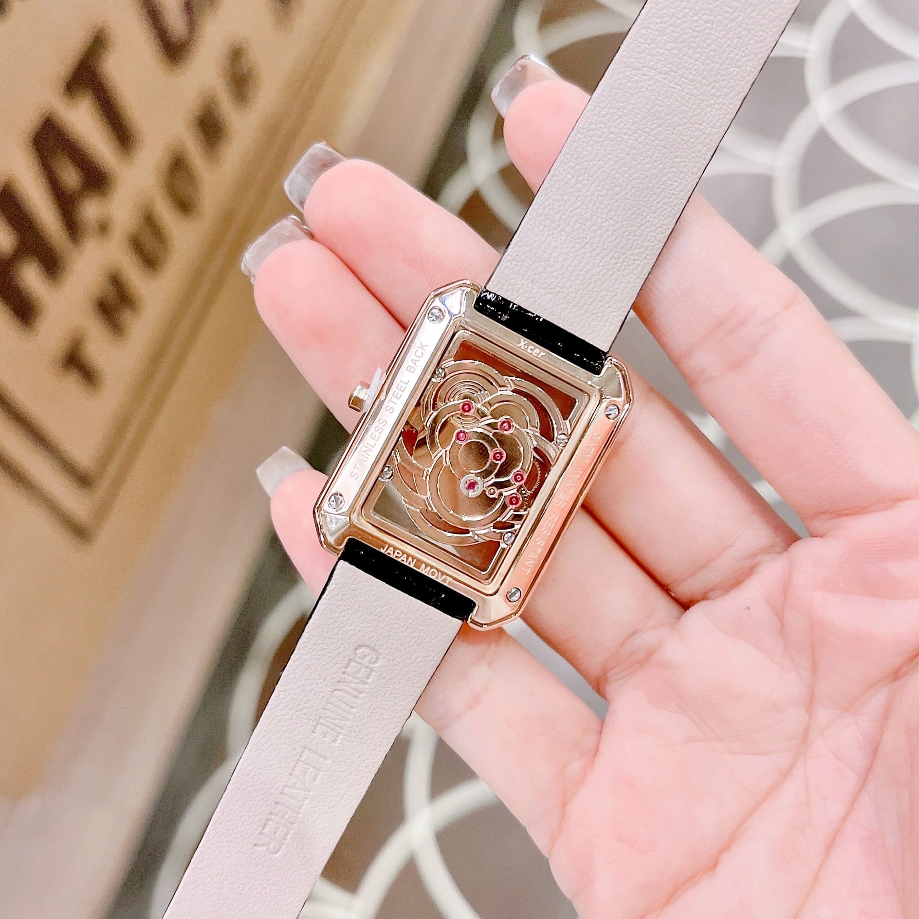 Đồng Hồ Xcer Mặt Chữ Nhật |Nữ Giới |Đính Đá Bông Hoa |Rose Gold |Dây Da Đen |Máy Pin (Quartz) |Size 32mm |donghogiatot.vn