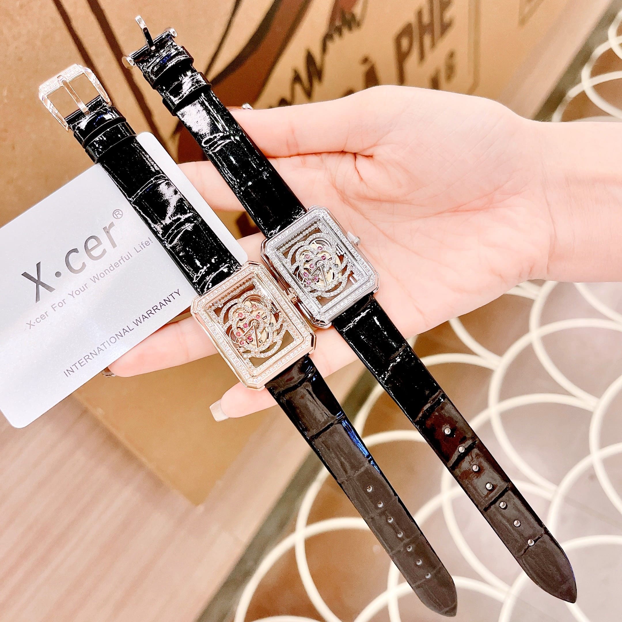 Đồng Hồ Xcer Mặt Chữ Nhật |Nữ Giới |Đính Đá Bông Hoa |Rose Gold |Dây Da Đen |Máy Pin (Quartz) |Size 32mm |donghogiatot.vn
