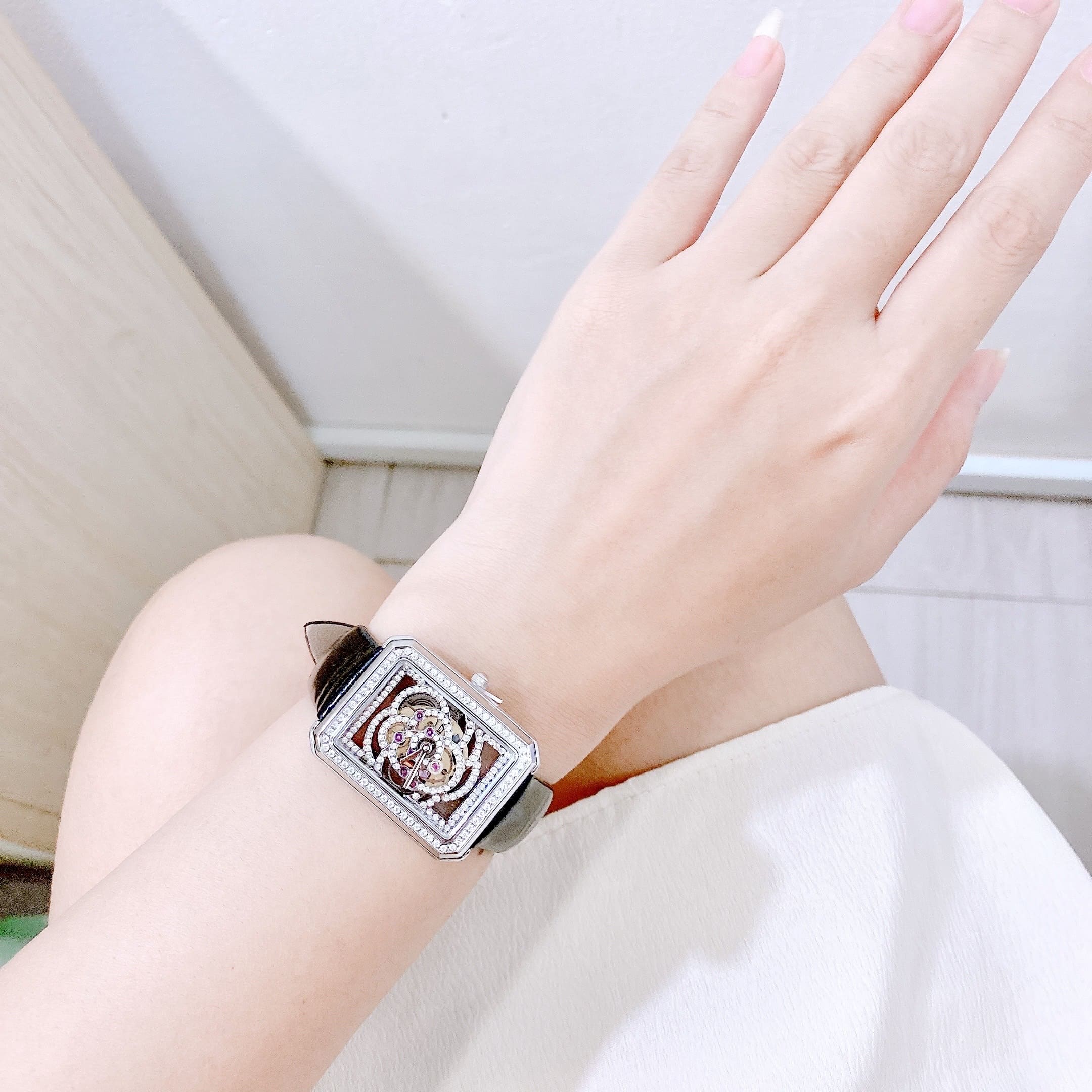 Đồng Hồ Xcer Mặt Chữ Nhật |Nữ Giới |Đính Đá Bông Hoa |Silver |Dây Da Đen |Máy Pin (Quartz) |Size 32mm |donghogiatot.vn