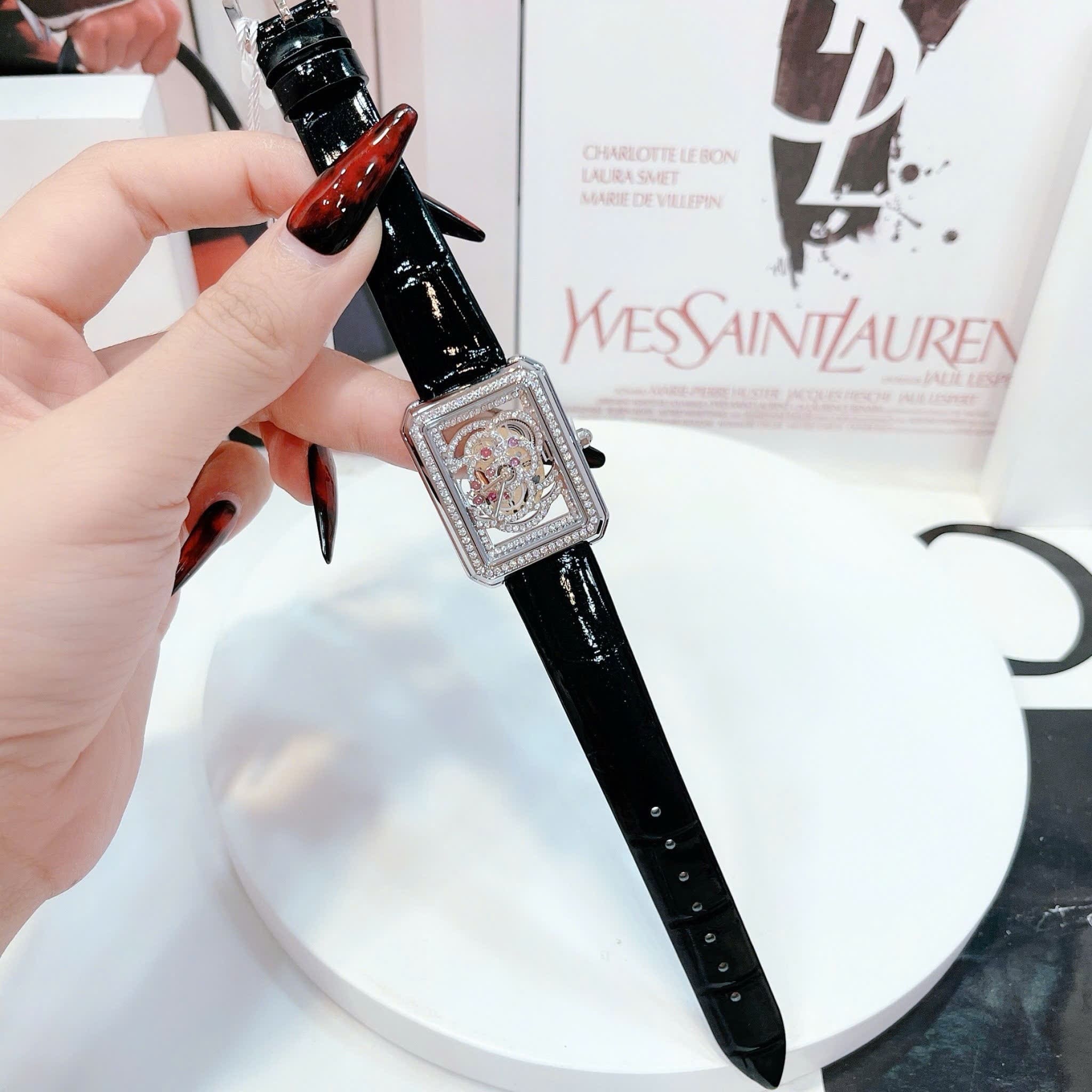 Đồng Hồ Xcer Mặt Chữ Nhật |Nữ Giới |Đính Đá Bông Hoa |Silver |Dây Da Đen |Máy Pin (Quartz) |Size 32mm |donghogiatot.vn