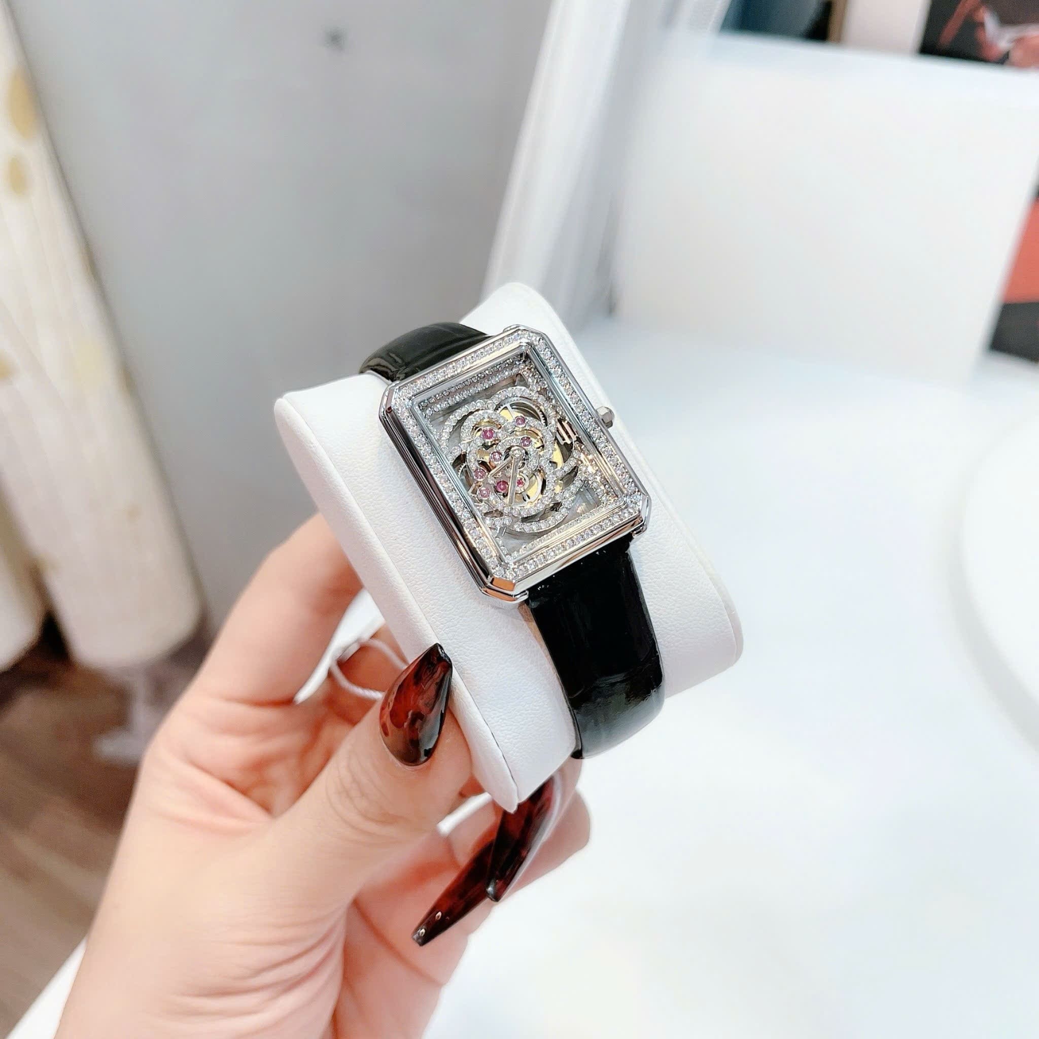 Đồng Hồ Xcer Mặt Chữ Nhật |Nữ Giới |Đính Đá Bông Hoa |Silver |Dây Da Đen |Máy Pin (Quartz) |Size 32mm |donghogiatot.vn
