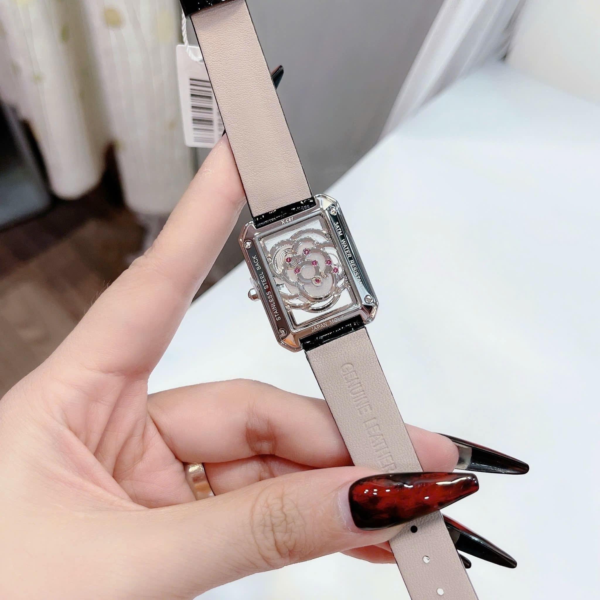 Đồng Hồ Xcer Mặt Chữ Nhật |Nữ Giới |Đính Đá Bông Hoa |Silver |Dây Da Đen |Máy Pin (Quartz) |Size 32mm |donghogiatot.vn