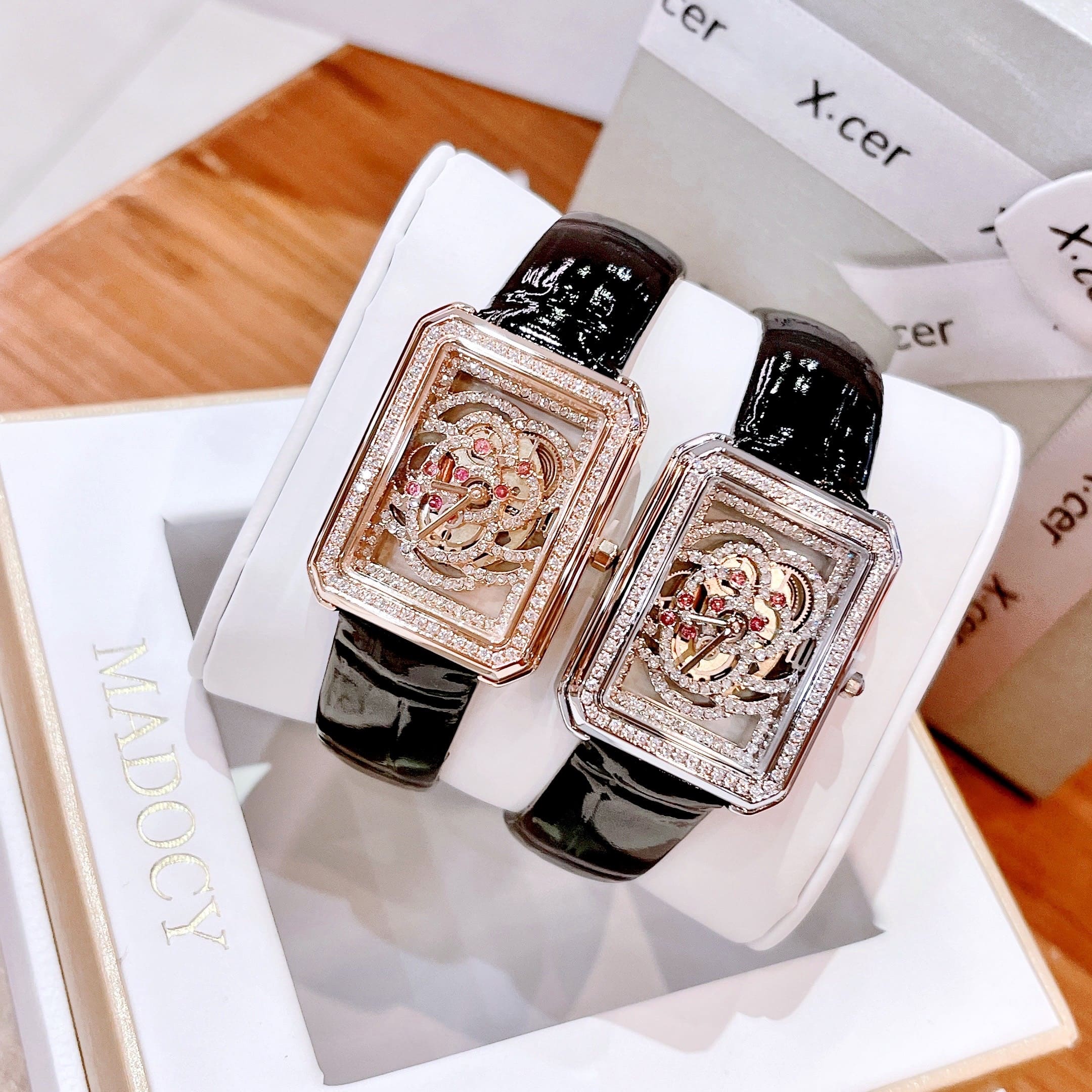 Đồng Hồ Xcer Mặt Chữ Nhật |Nữ Giới |Đính Đá Bông Hoa |Silver |Dây Da Đen |Máy Pin (Quartz) |Size 32mm |donghogiatot.vn