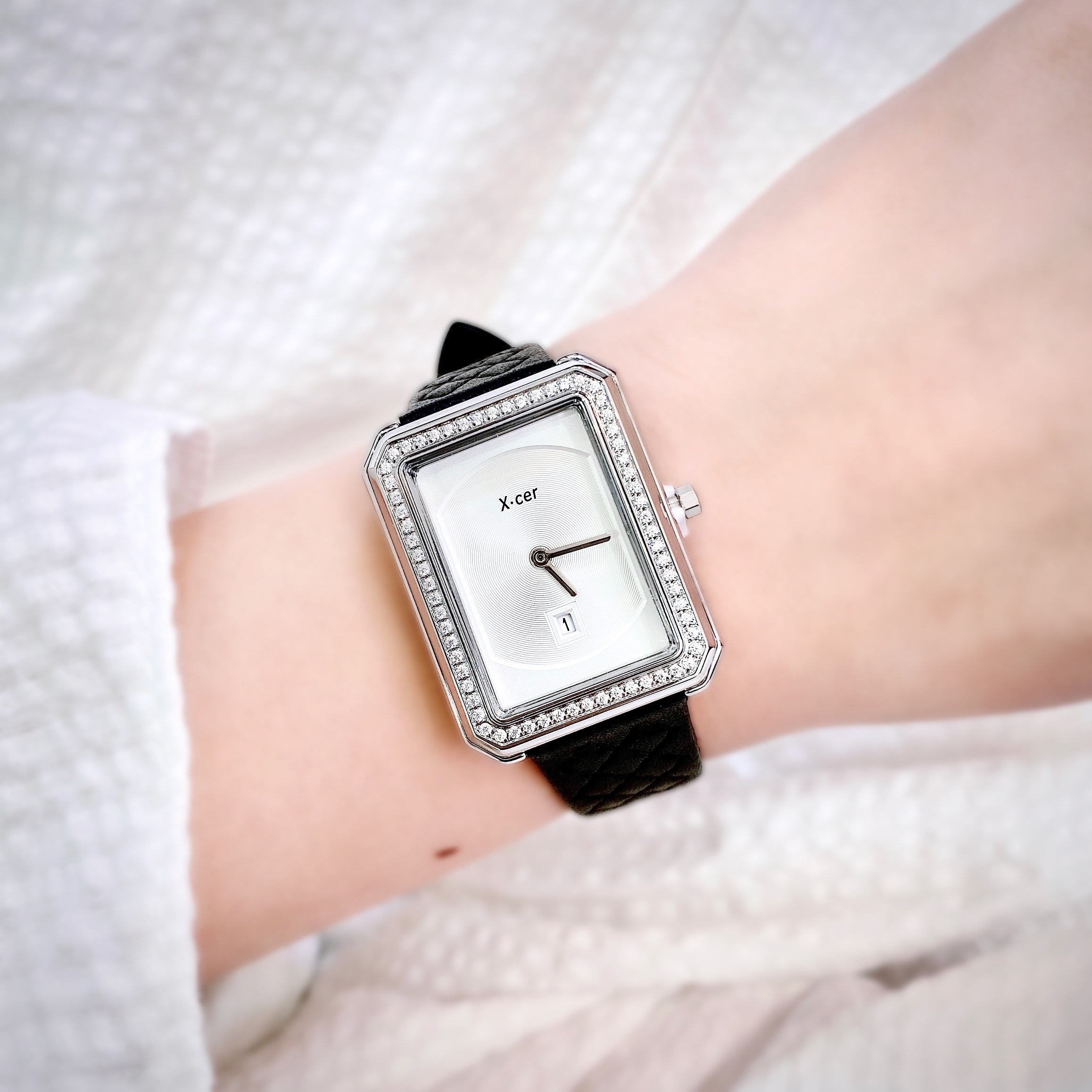 Đồng Hồ Xcer Mặt Chữ Nhật Trắng |Nữ Giới |Khảm Đá |Silver |Dây Trám Đen |Máy Pin (Quartz) |Size 28mm |donghogiatot.vn