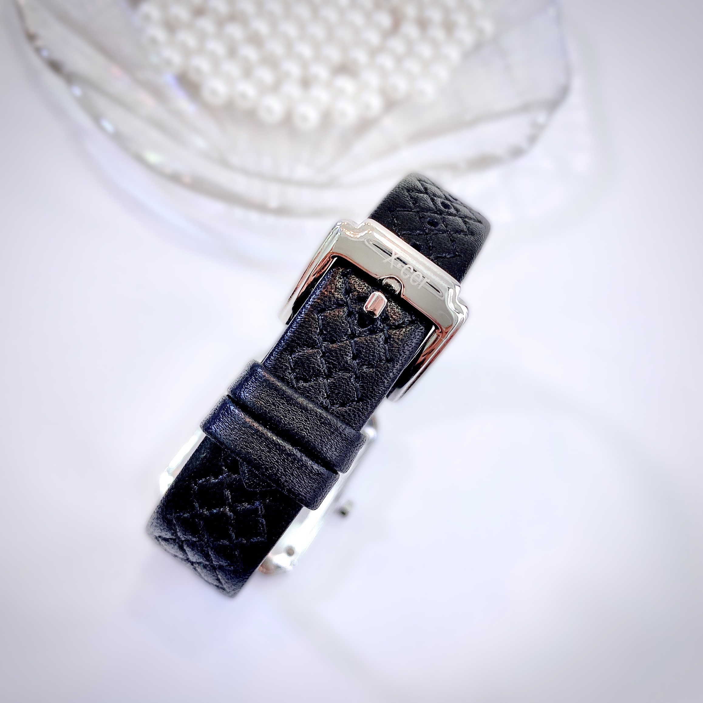 Đồng Hồ Xcer Mặt Chữ Nhật Trắng |Nữ Giới |Khảm Đá |Silver |Dây Trám Đen |Máy Pin (Quartz) |Size 28mm |donghogiatot.vn