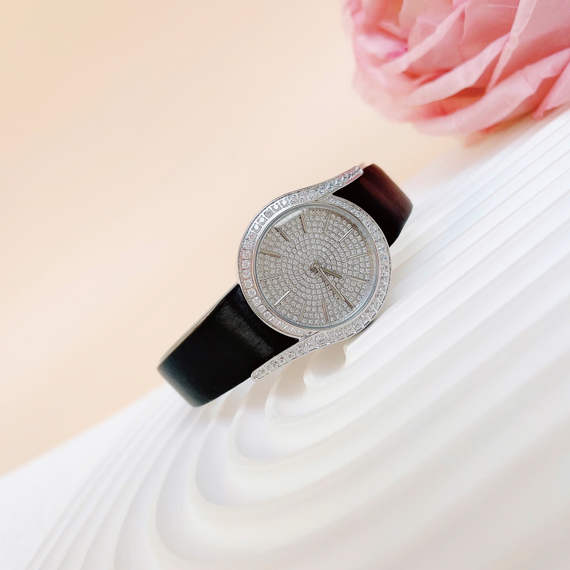 Đồng Hồ Xcer Mặt Chữ S |Nữ Giới |Full Đá |Silver |Dây Da Satin Đen |Máy Pin (Quartz) |Size 32mm |donghogiatot.vn