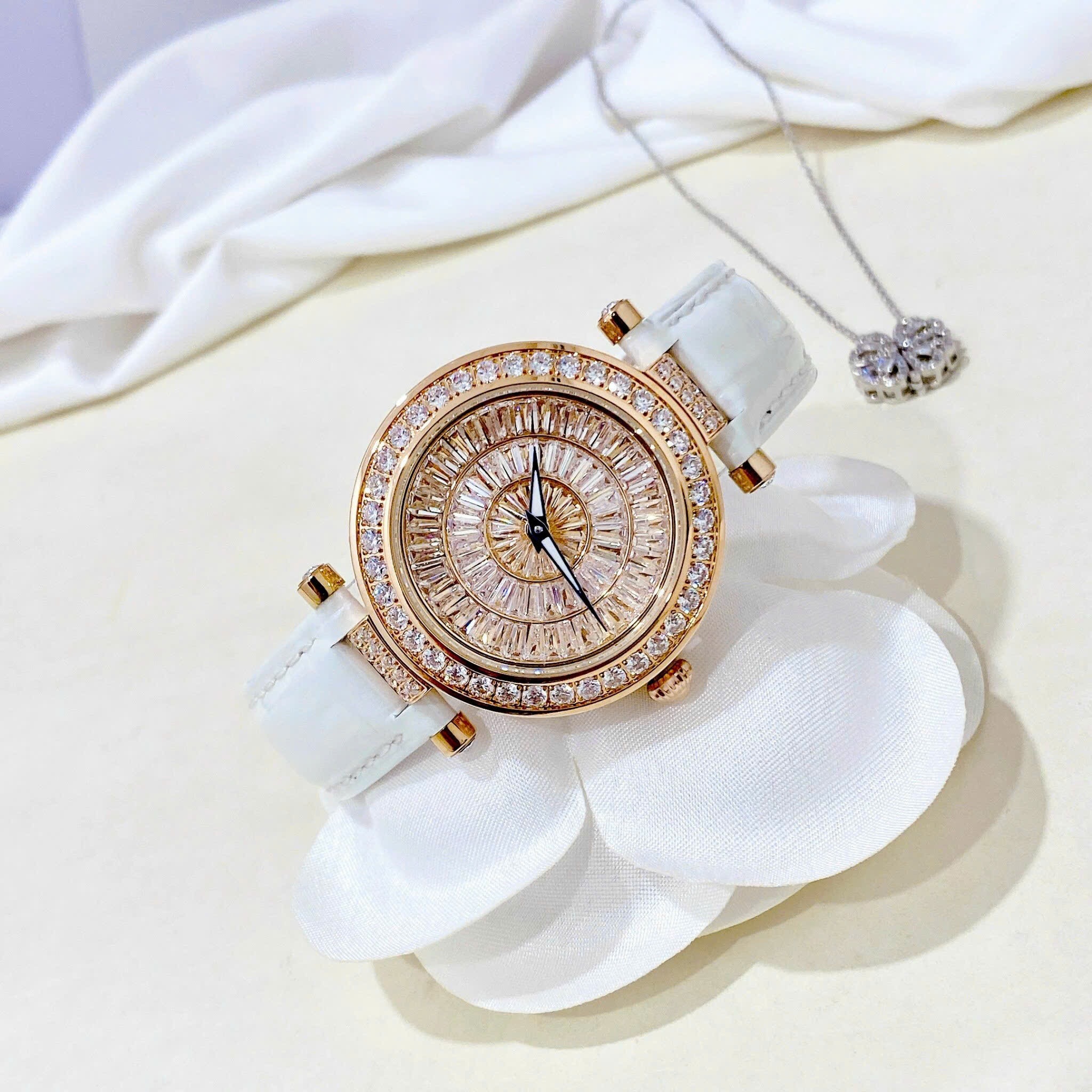 Đồng Hồ Xcer Mặt Full Đá |Nữ Giới |Rose Gold |Dây Da Màu Trắng |Pin (Máy Quartz) |Size 35mm |donghogiatot.vn