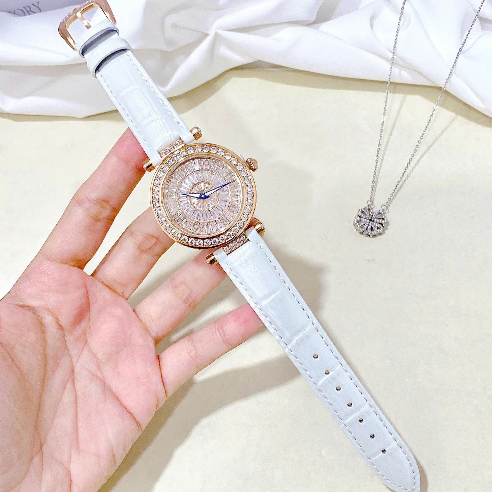 Đồng Hồ Xcer Mặt Full Đá |Nữ Giới |Rose Gold |Dây Da Màu Trắng |Pin (Máy Quartz) |Size 35mm |donghogiatot.vn