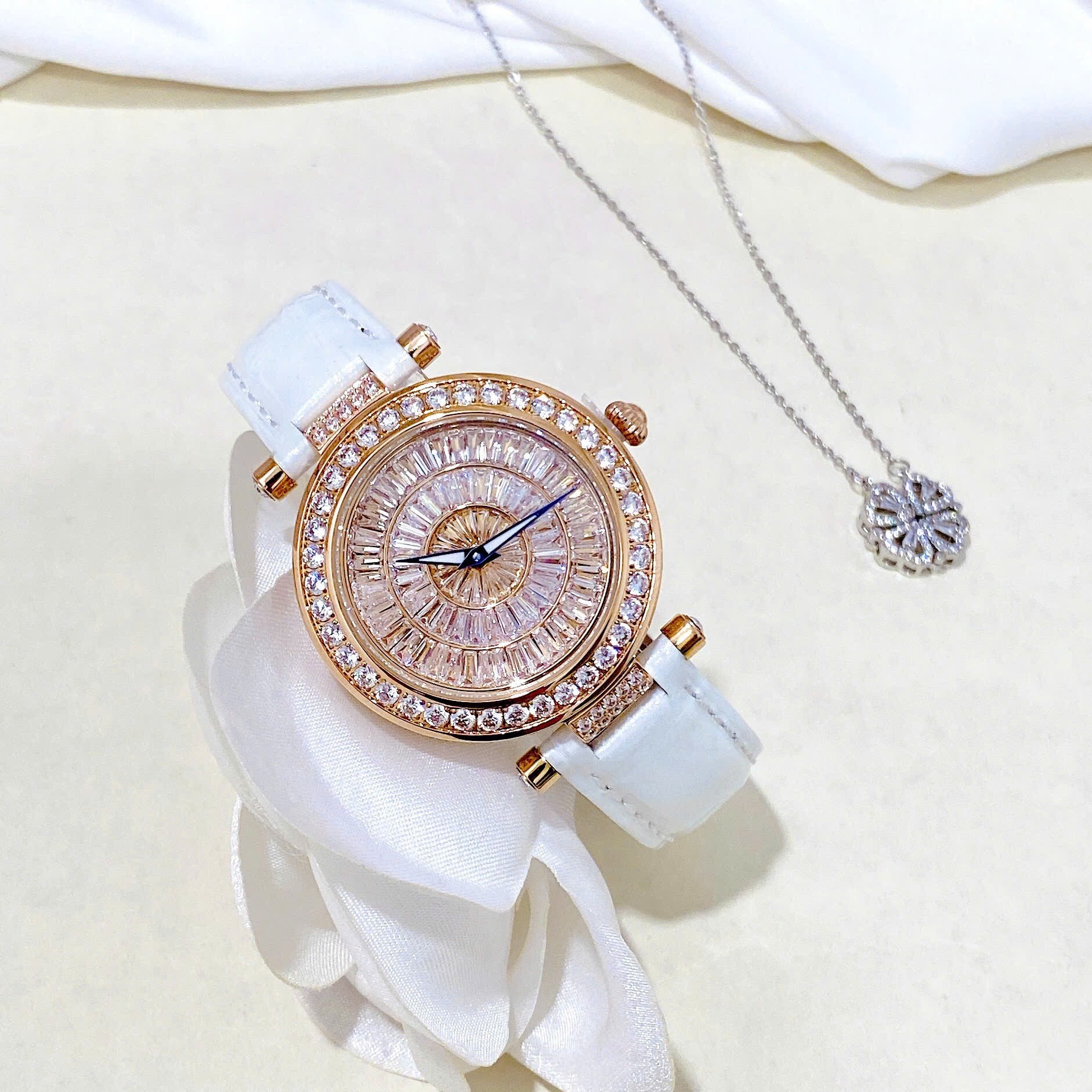 Đồng Hồ Xcer Mặt Full Đá |Nữ Giới |Rose Gold |Dây Da Màu Trắng |Pin (Máy Quartz) |Size 35mm |donghogiatot.vn