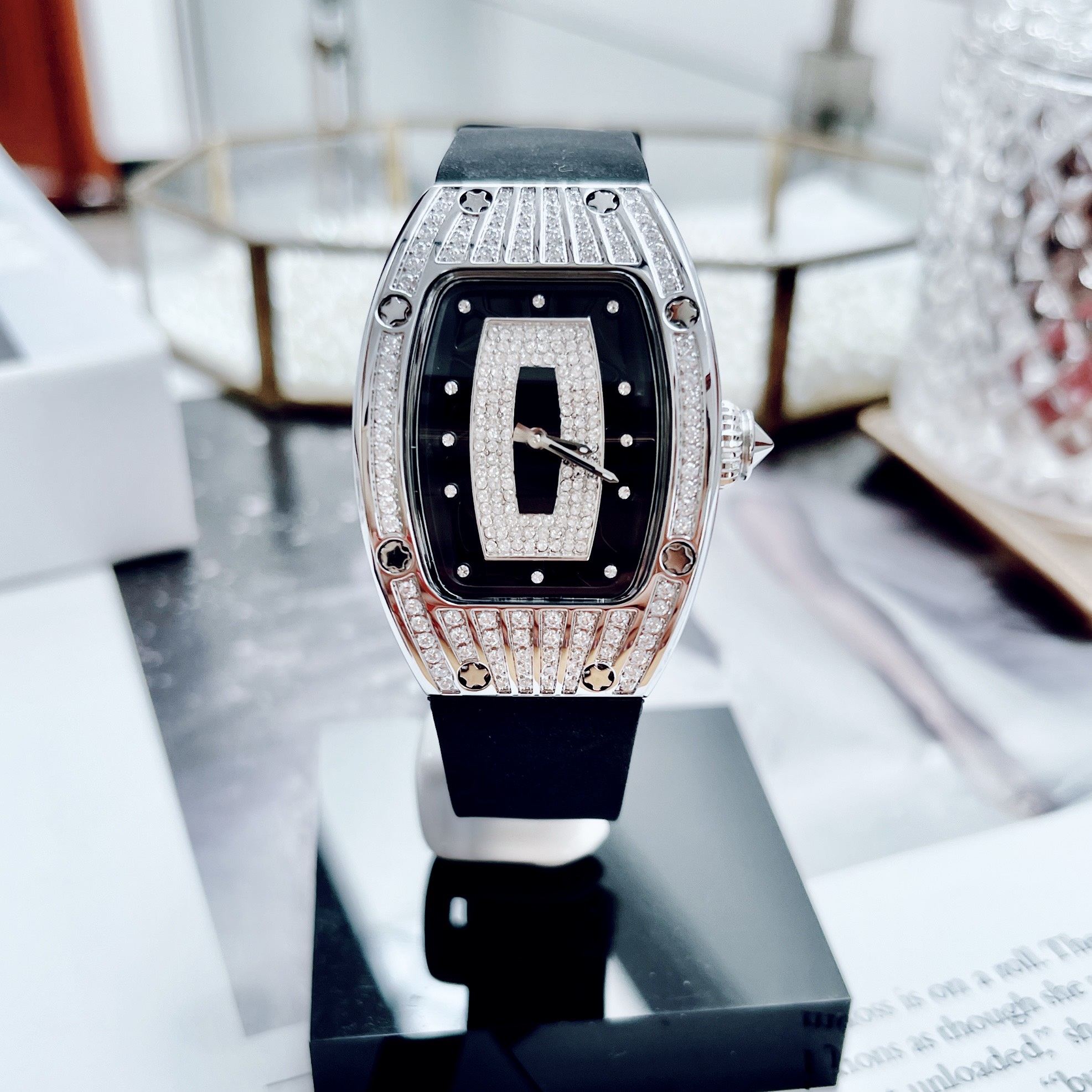 Đồng Hồ Xcer Mặt Oval |Nữ Giới |Đính Đá |Trắng Silver |Dây Cao Su Đen |Máy Pin (Quartz) |Size 36mm |donghogiatot.vn