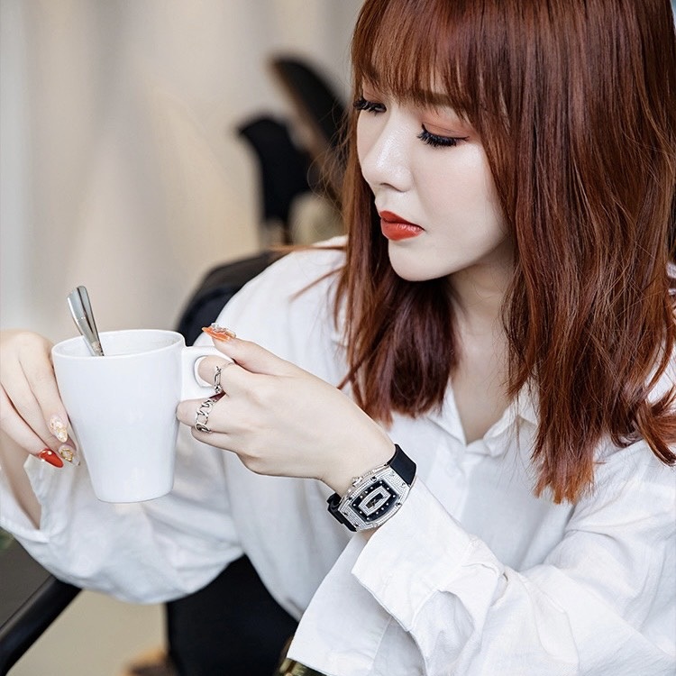 Đồng Hồ Xcer Mặt Oval |Nữ Giới |Đính Đá |Trắng Silver |Dây Cao Su Đen |Máy Pin (Quartz) |Size 36mm |donghogiatot.vn