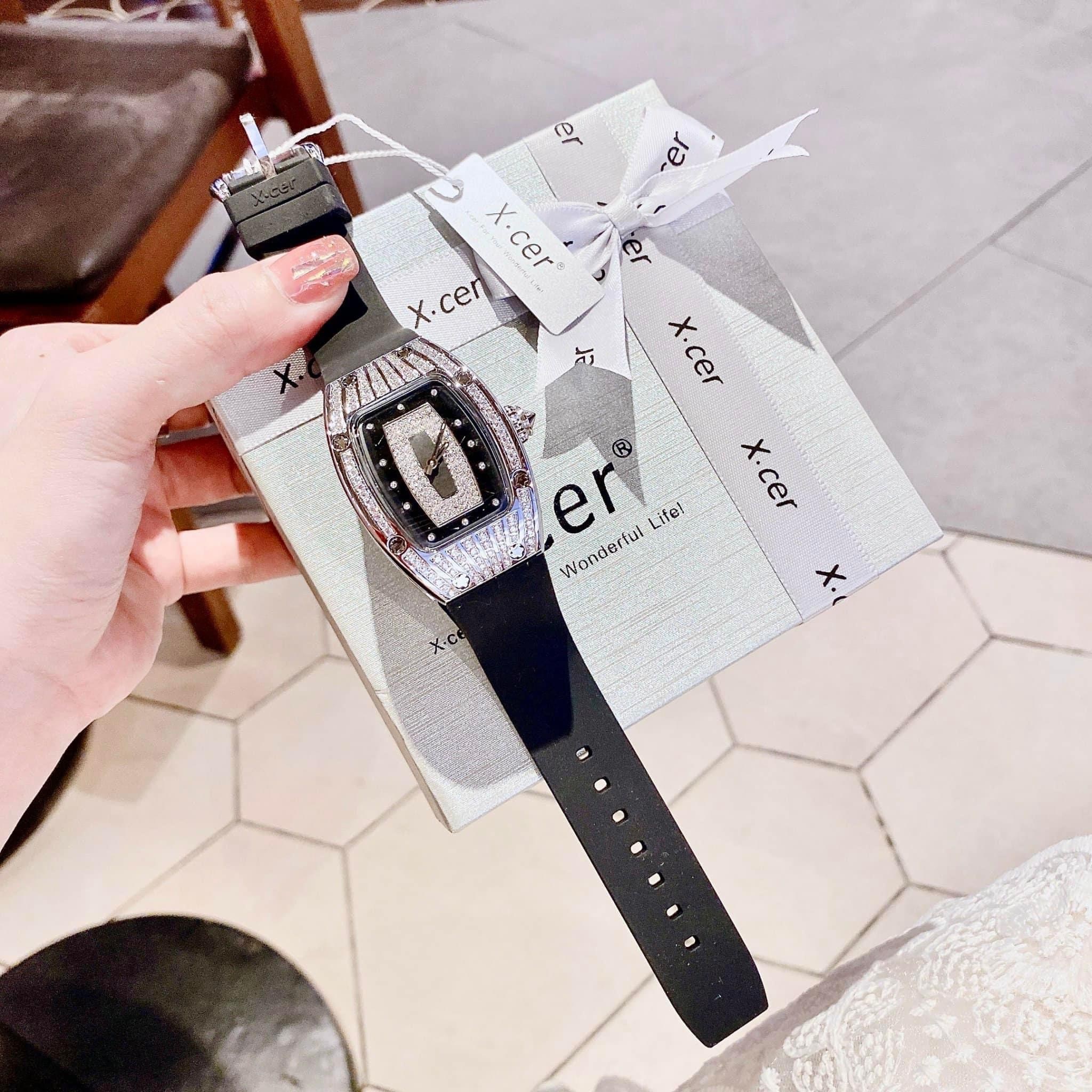 Đồng Hồ Xcer Mặt Oval |Nữ Giới |Đính Đá |Trắng Silver |Dây Cao Su Đen |Máy Pin (Quartz) |Size 36mm |donghogiatot.vn