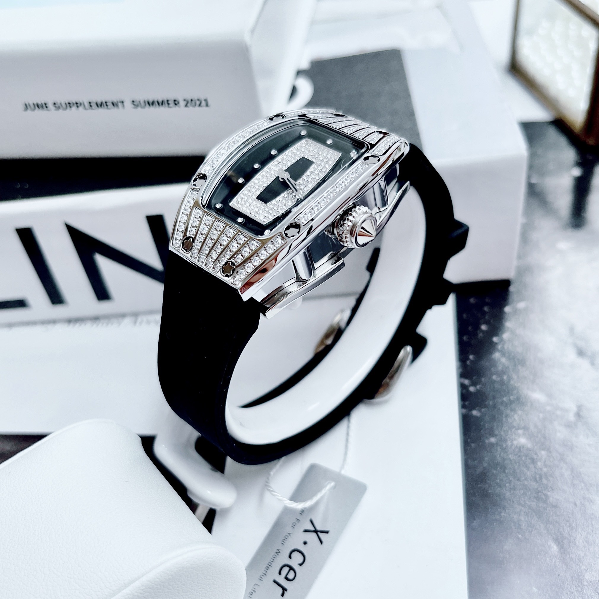 Đồng Hồ Xcer Mặt Oval |Nữ Giới |Đính Đá |Trắng Silver |Dây Cao Su Đen |Máy Pin (Quartz) |Size 36mm |donghogiatot.vn