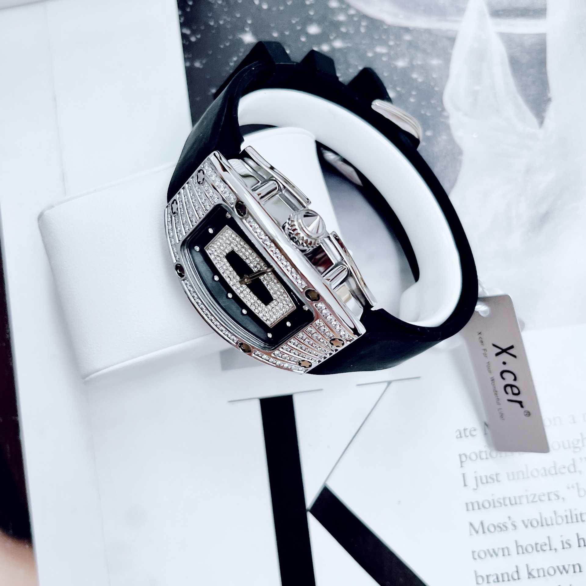 Đồng Hồ Xcer Mặt Oval |Nữ Giới |Đính Đá |Trắng Silver |Dây Cao Su Đen |Máy Pin (Quartz) |Size 36mm |donghogiatot.vn